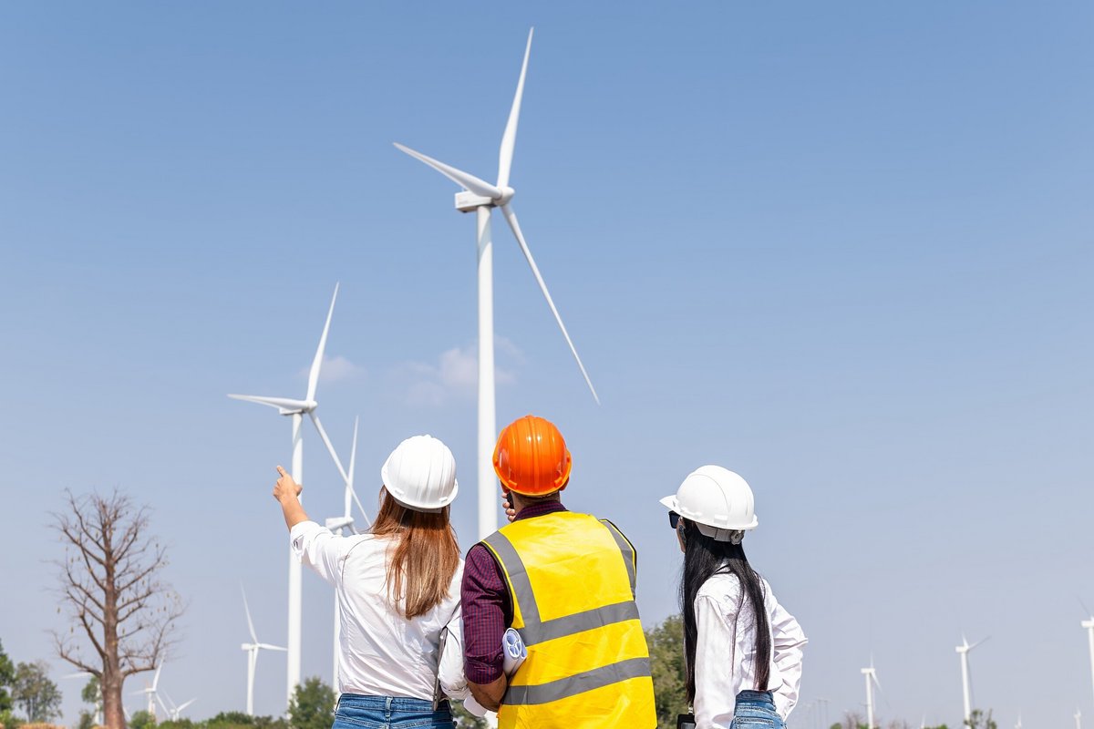 Inspection de l'équipe de contrôle de l'installation d'éoliennes © worradirek / Shutterstock