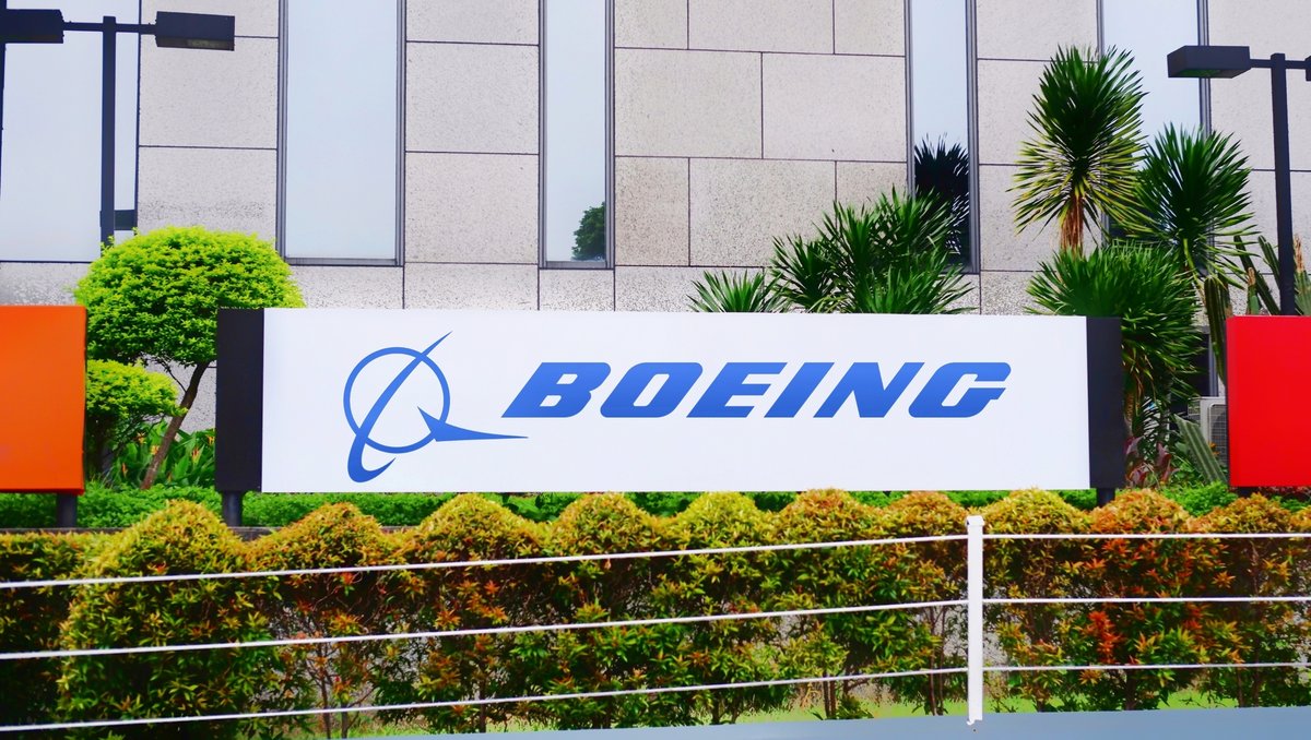 Le logo de la Boeing Company vu sur un panneau d&#039;affichage © Poetra.RH / Shutterstock