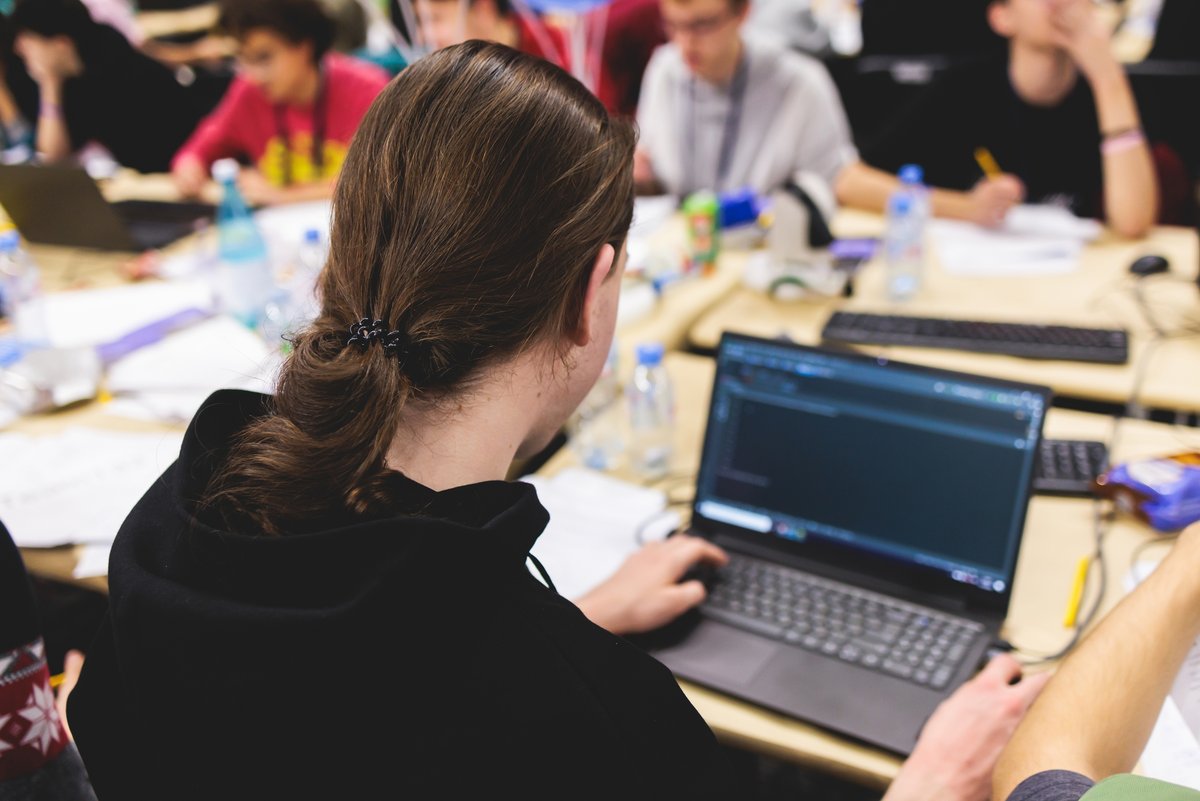 Des étudiants travaillant avec leur ordinateur portable © Tsuguliev / Shutterstock