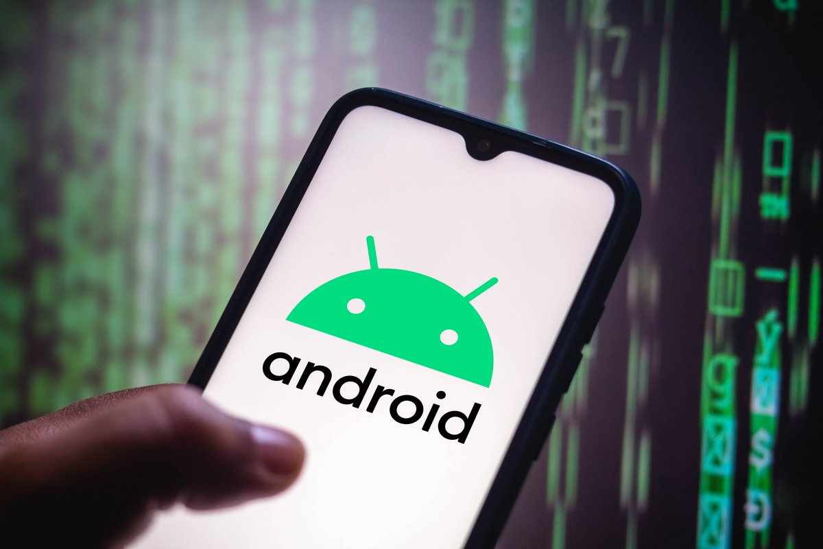 Le logo Android affiché sur un smartphone © rafapress / Shutterstock
