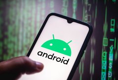 Android 15 va permettre d'imposer le mode somble à toutes les applications