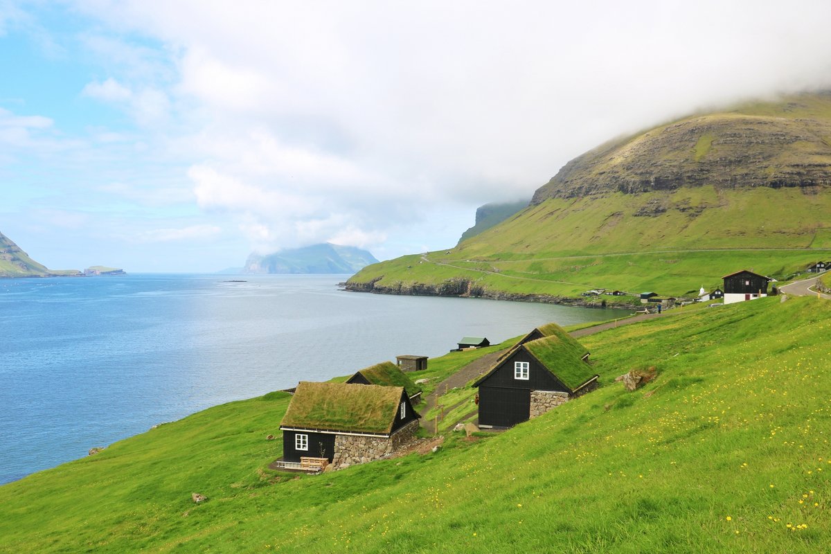 Les Îles Féroé, province autonome du royaume du Danemark, ici un village côtier © Yu Xichao / Shutterstock