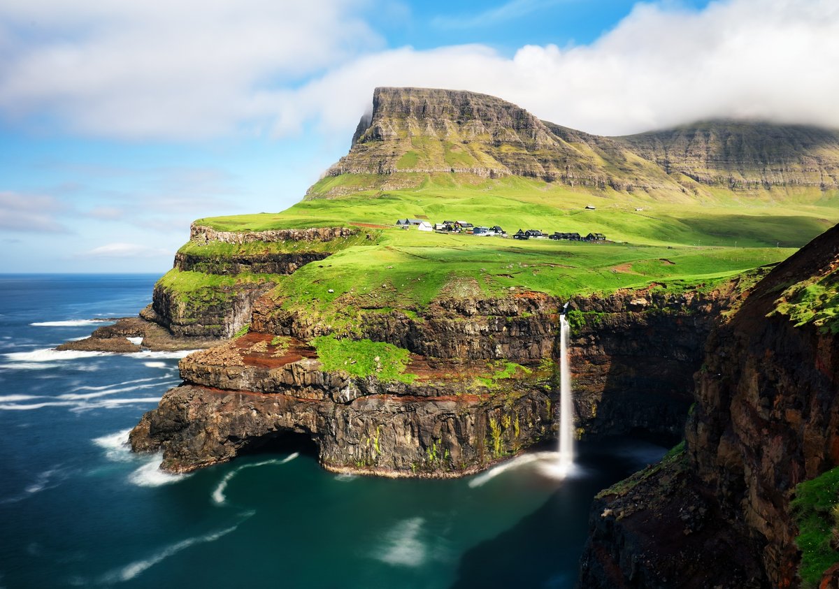 Cascade des îles Féroé Múlafossur près du village Gasadalurron l'île Vágar © TTstudio / Shutterstock