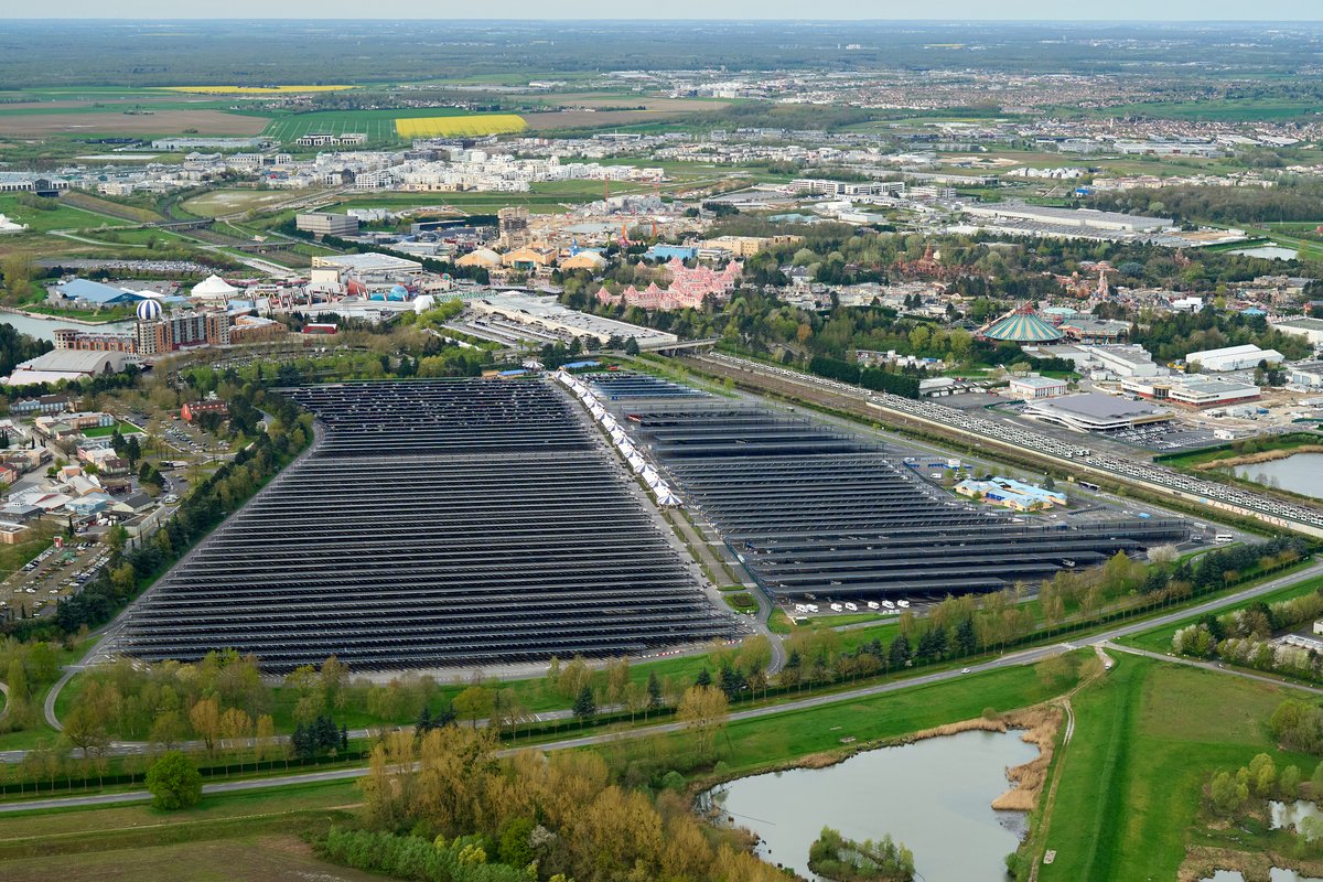 En vue aérienne, la ferme solaire de Disneyland Paris est assez impressionnante  © Disneyland Paris