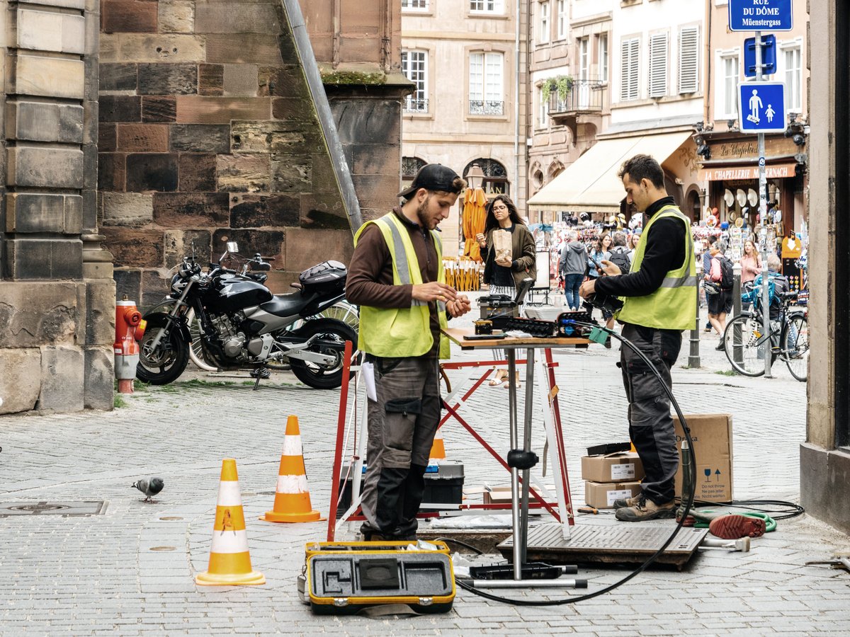 Des techniciens en train d'intervenir sur le réseau fibre, dans les rues parisiennes © Hadrian / Shutterstock