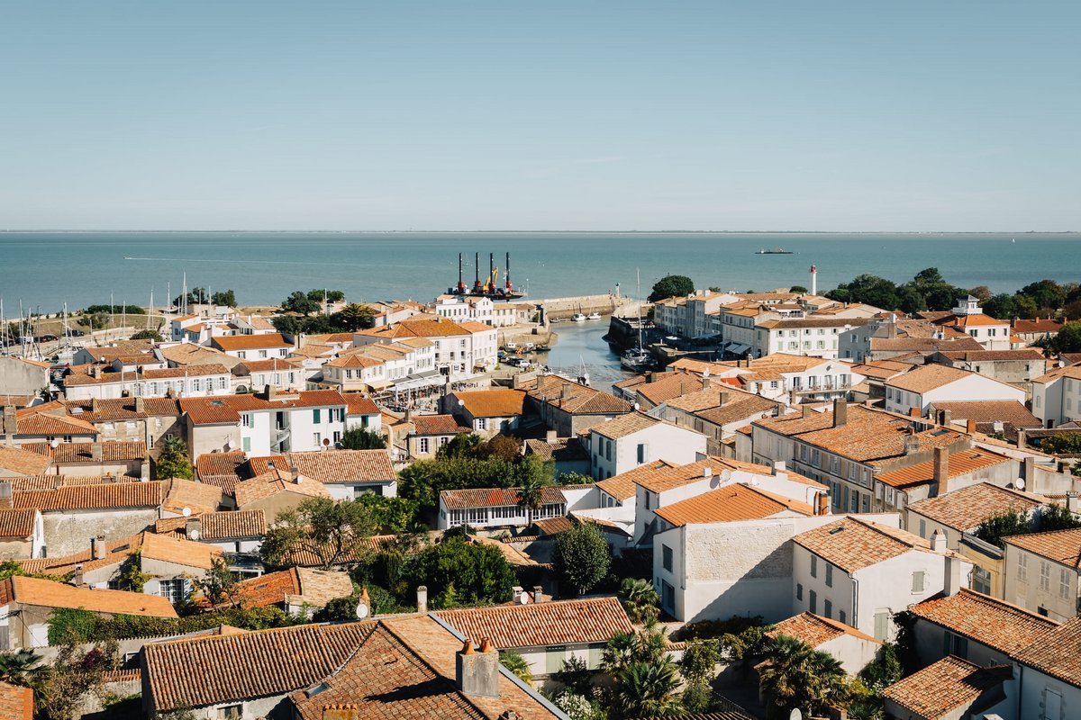 Vue sur la ville de Saint-Martin-de-Ré en France, île de Ré © valeriiaarnaud / Shutterstock