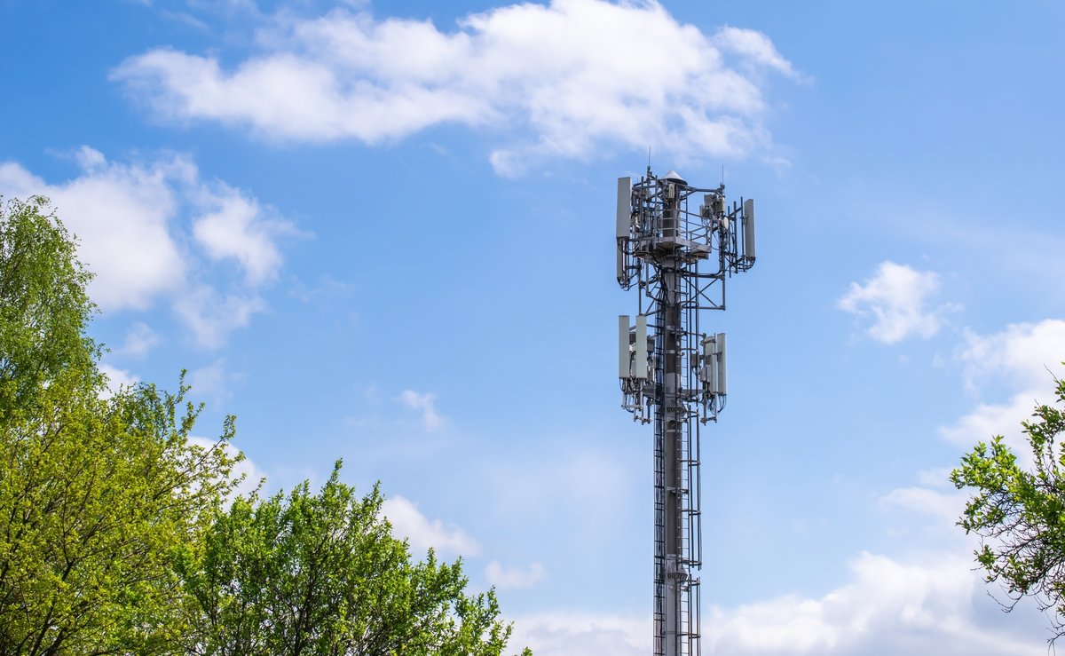 Tour, pylône de télécommunication de 4G et 5G cellulaire © Remigiusz Gora / Shutterstock
