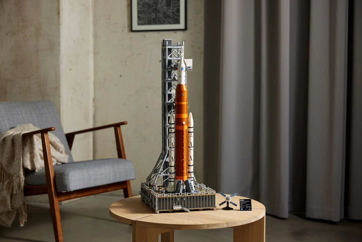 La grande fusée orange n'a encore emporté personne sur la Lune. Mais elle peut orner votre salon © LEGO