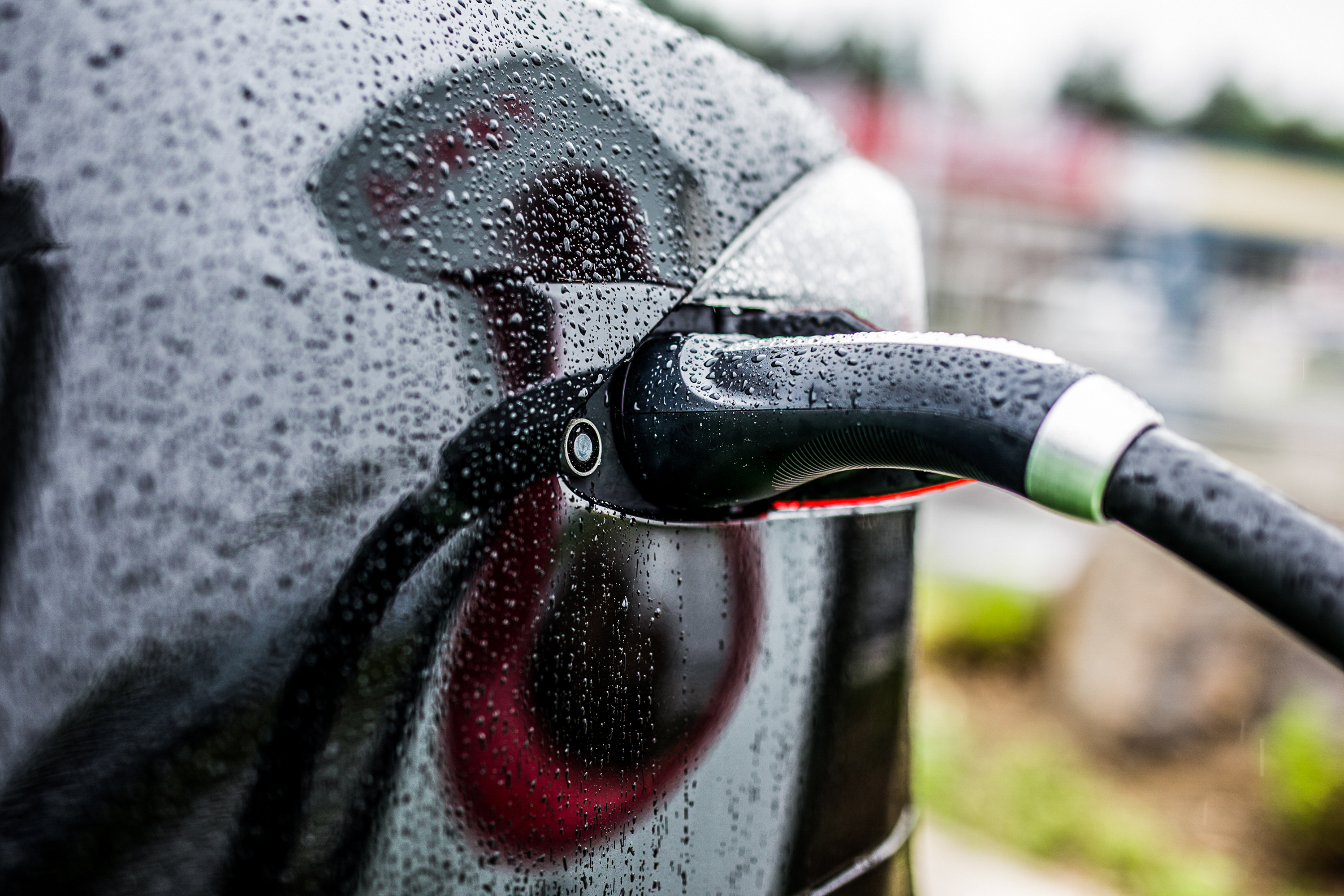 Voiture électrique : la pluie est-elle vraiment une ennemie pour leur autonomie ?