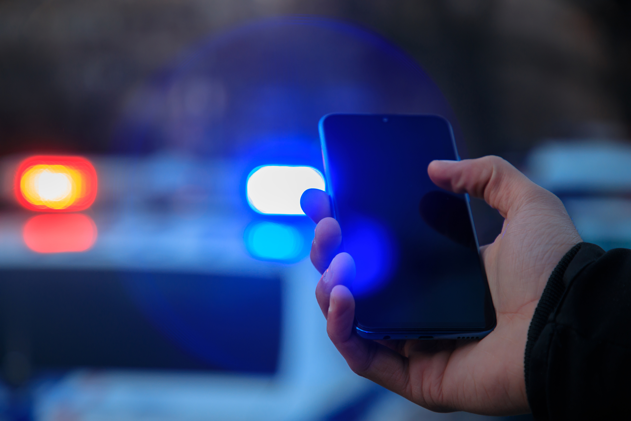 Deux escrocs piratent des téléphones de la police de Lyon pour ensuite faire de l'arnaque par SMS