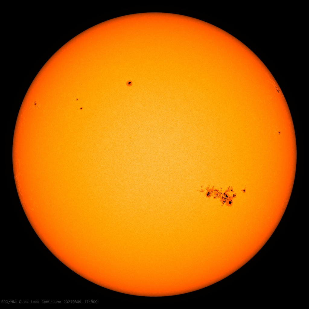 La tache 3664 est visible en bas à droite sur cette photo du Soleil du 9 mai © NASA / Solar Dynamics Observatory