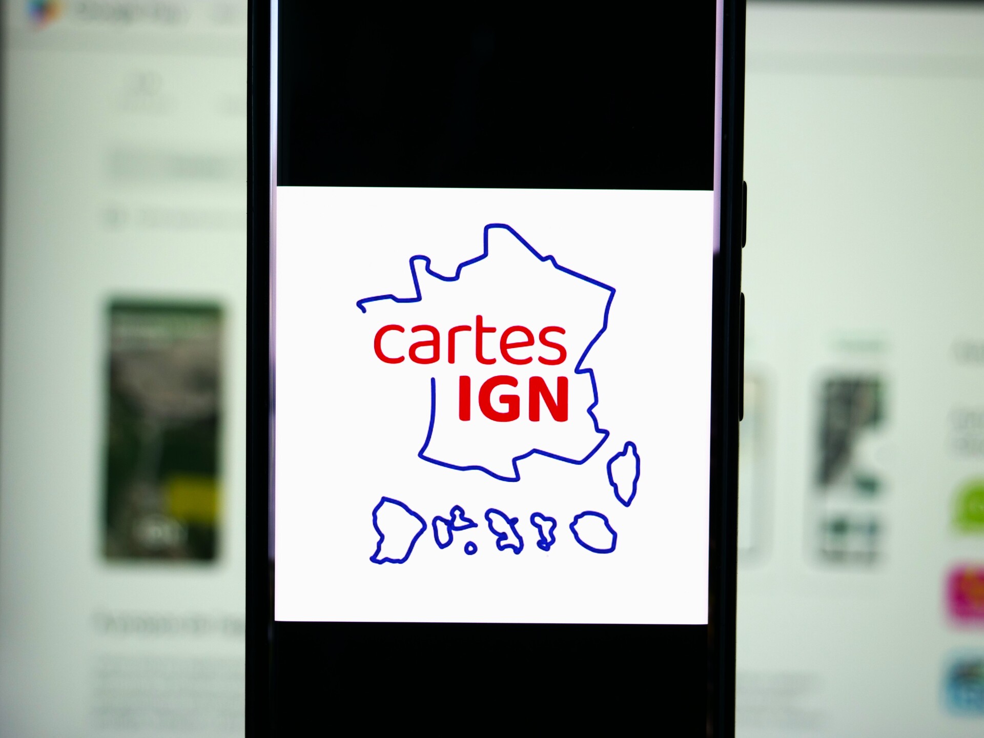 Voici Cartes IGN, l'appli française qui pourrait vite rivaliser avec Google Maps et Waze, on vous montre comment l'utiliser
