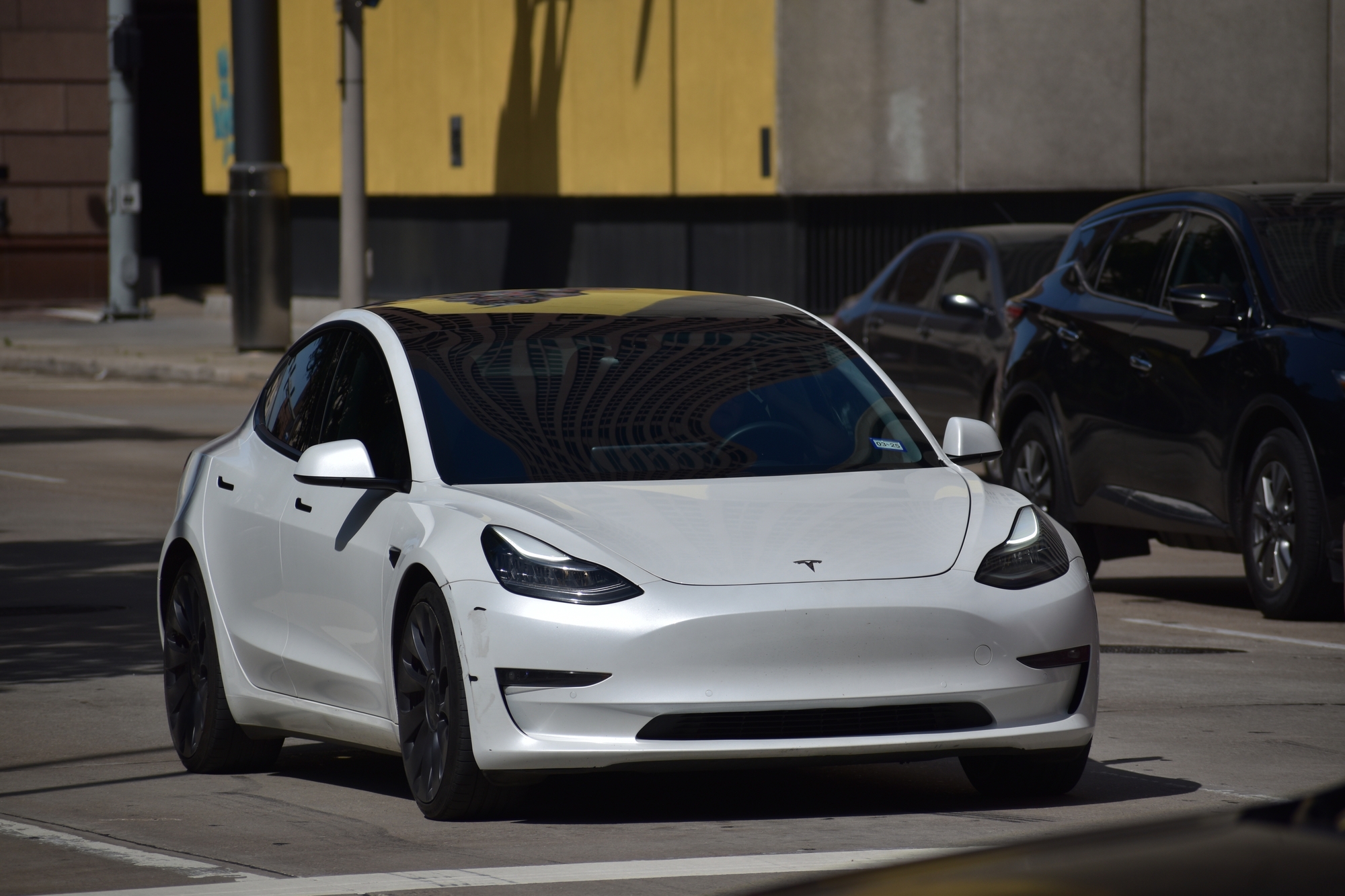 Piégée par la batterie de sa Tesla, une grand-mère appelle les pompiers pour libérer sa petite fille enfermée