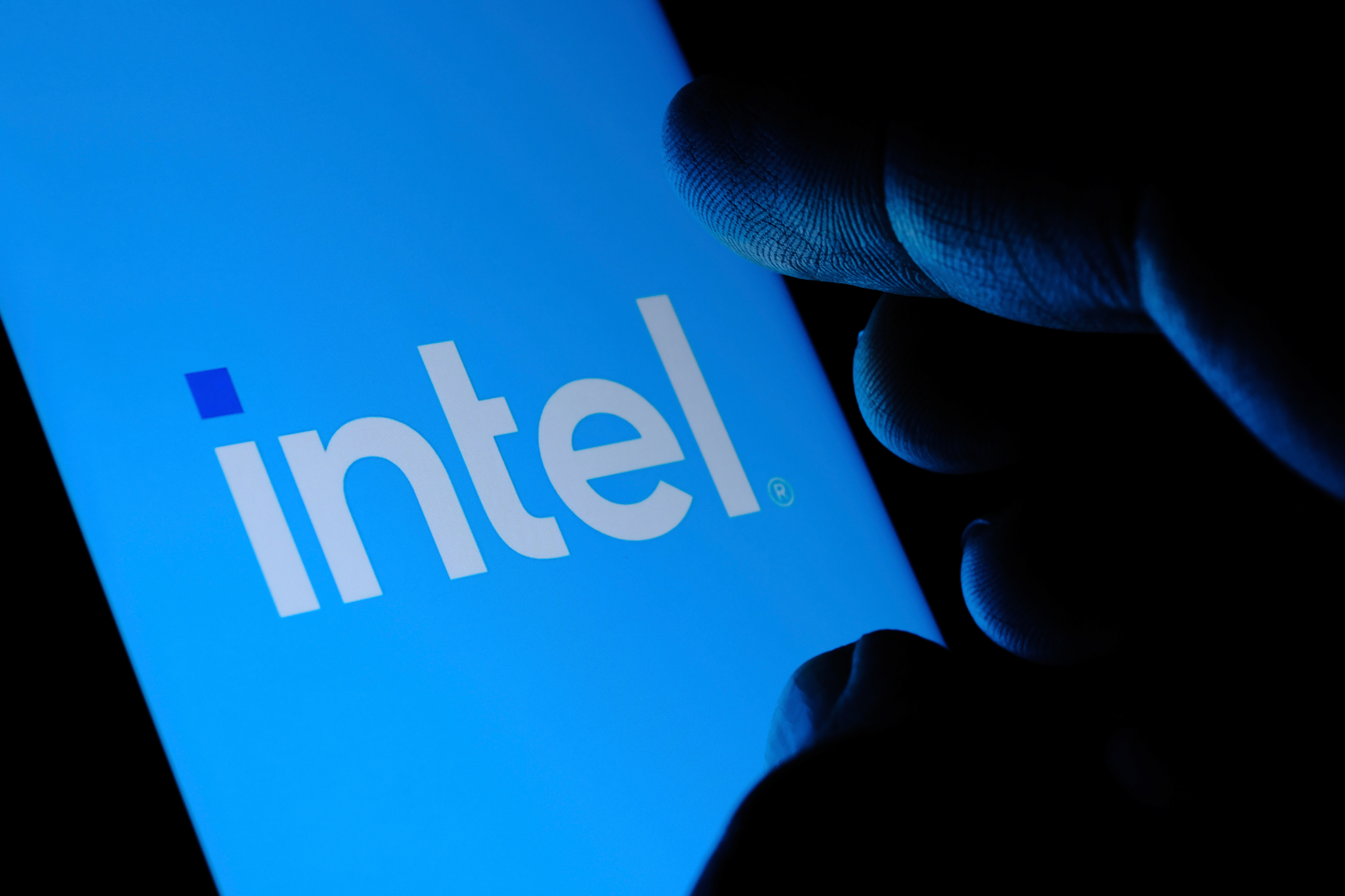 Intel veut révolutioner l'IA avec le premier connecteur optique photonique