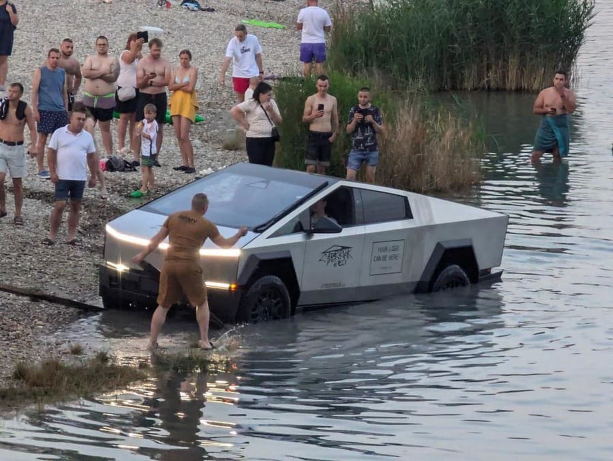 Il pensait traverser un lac pour la première du Tesla Cybertruck dans son pays, il finit coincé dans l'eau