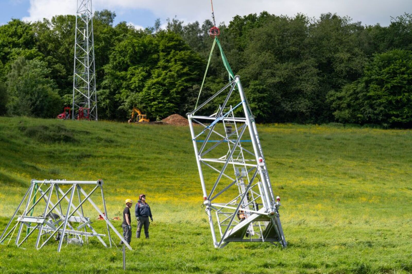 Bouygues Telecom fait hélitreuiller un pylône pour installer des antennes mobiles, une manoeuvre vertigineuse