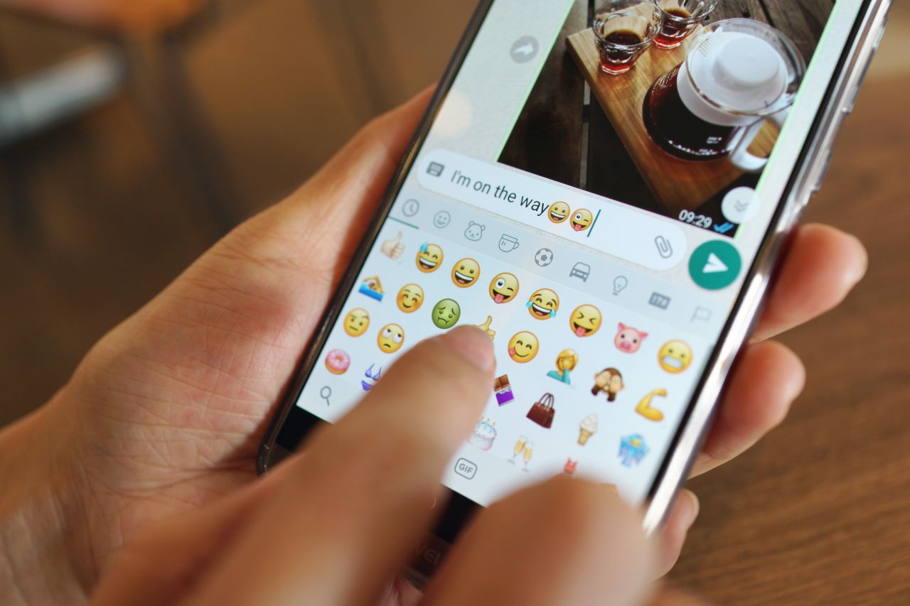 Elle aussi avait été licenciée pour un emoji... mais la justice annule le licenciement (et lui file 1500¬)