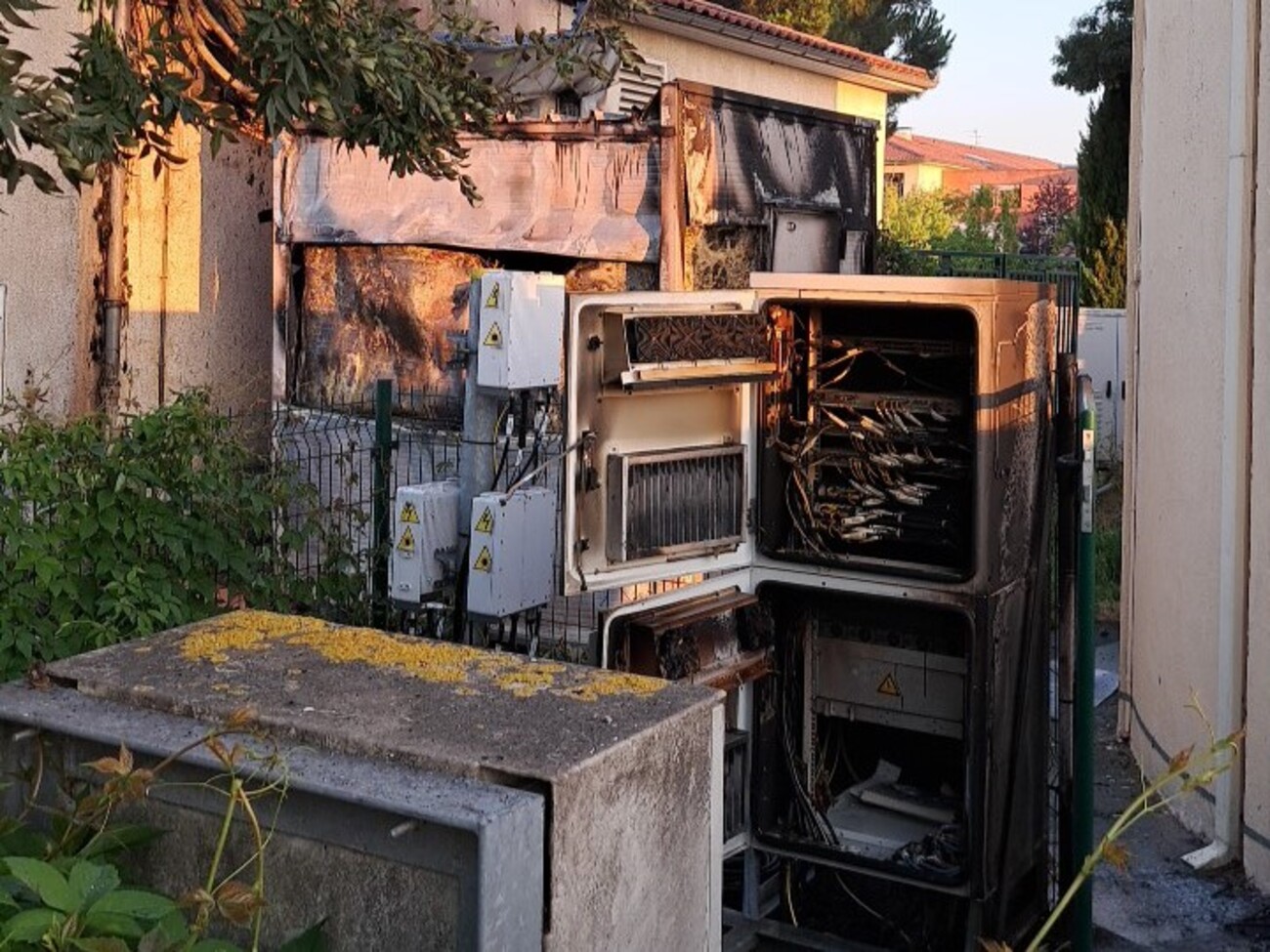 Un groupe anarchiste a incendié une antenne relais, privant des abonnés de Free de fibre optique, au début des JO de Paris