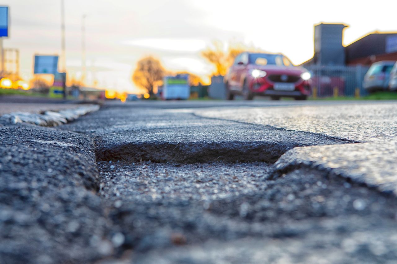 Des véhicules blindés d'IA sillonnent les routes pour détecter... les nids-de-poule