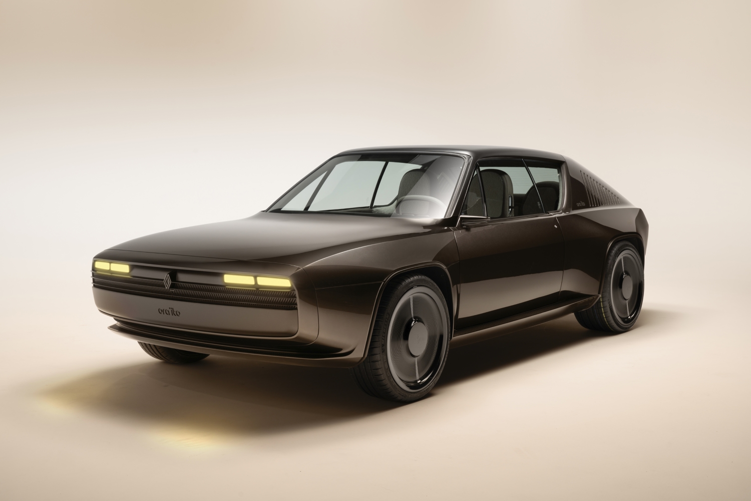 Aux allures de DeLorean, la Renault 17 revient... en version électrique !