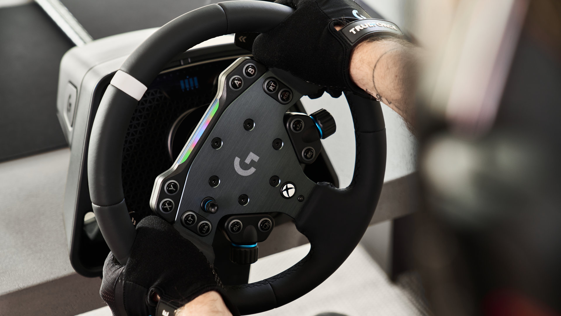 Logitech veut secouer la simulation automobile avec un volant nouvelle génération et un partenariat avec Momo