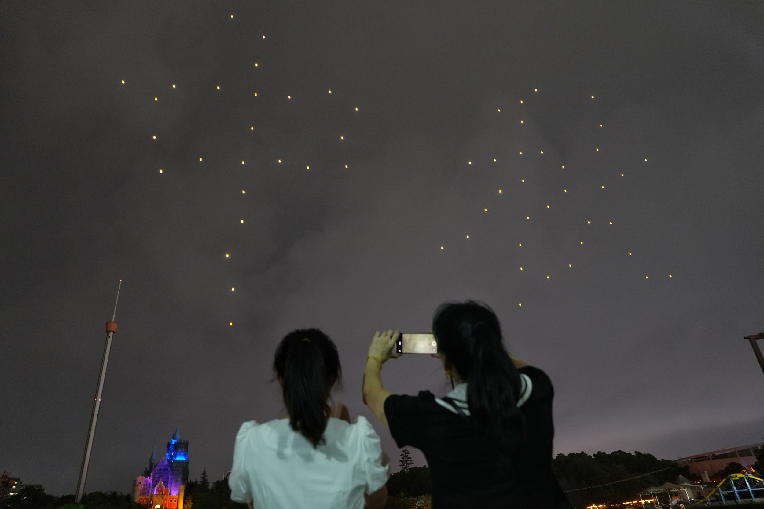 10 000 drones dans le ciel : la Chine enchante les spectateurs avec un show époustouflant et record