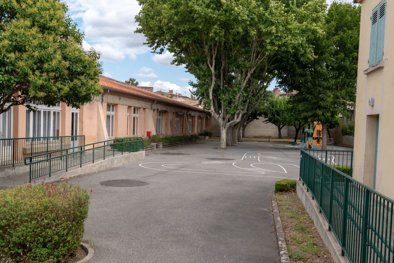 Pourquoi les enfants de cette école portent des gilets connectés dans la cour de récréation