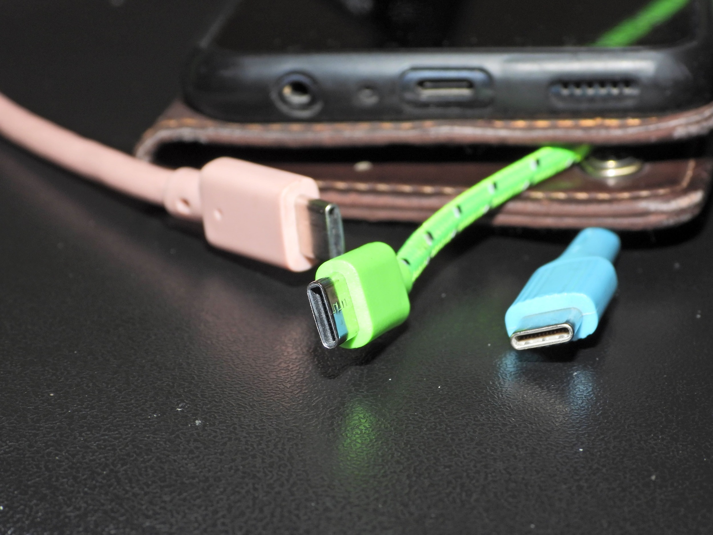 Le chargeur USB-C pour tous ? Le ministère de l'Économie met les points sur les i pour les smartphones !