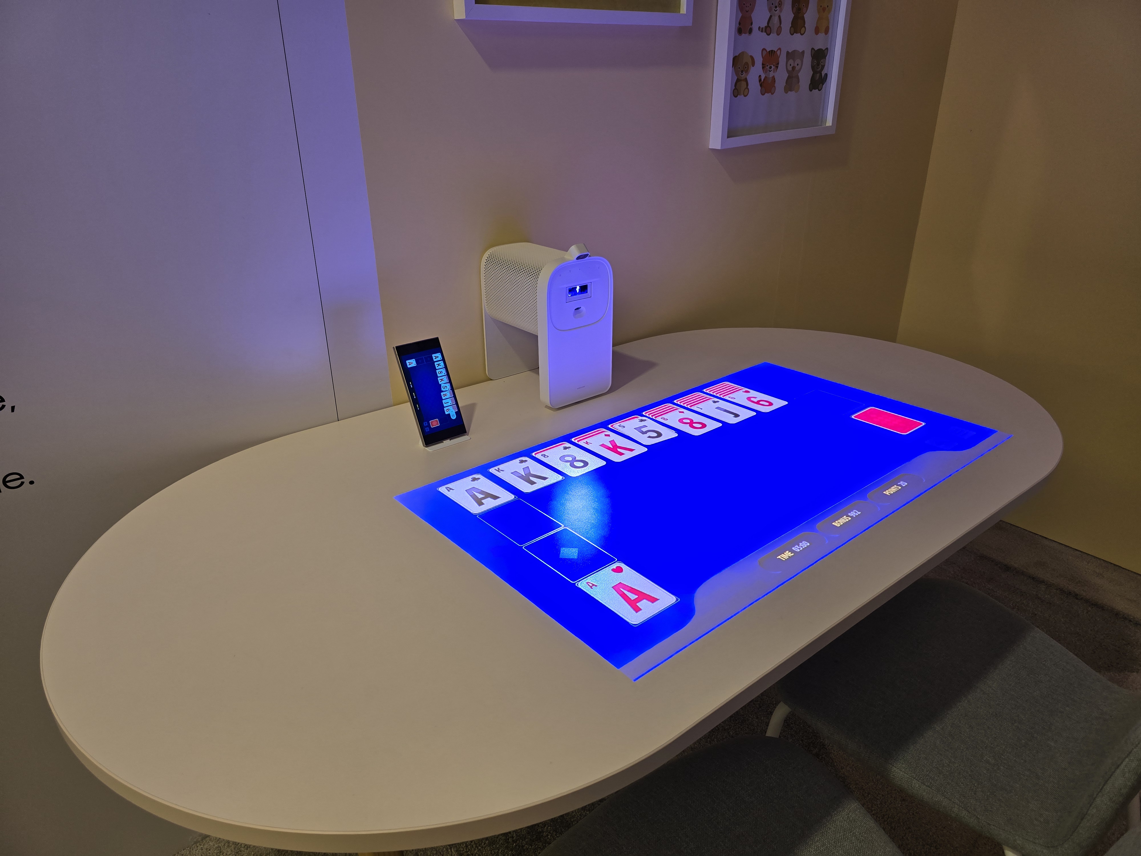 Samsung The Premiere 5 : ce petit vidéoprojecteur transforme votre table en zone interactive tactile