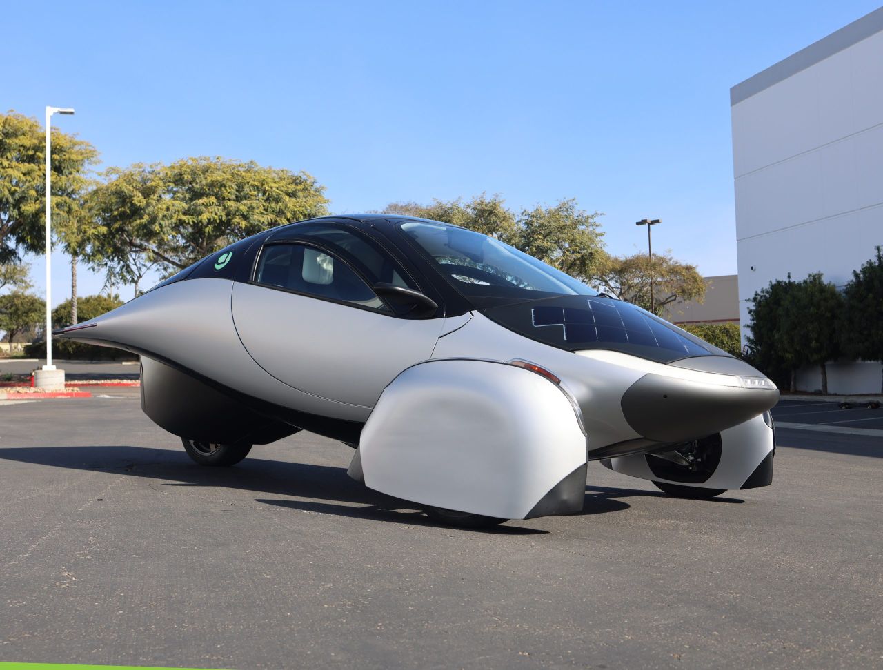 Bientôt sur nos routes : cette voiture électrique hors du commun roulera à l'énergie solaire !