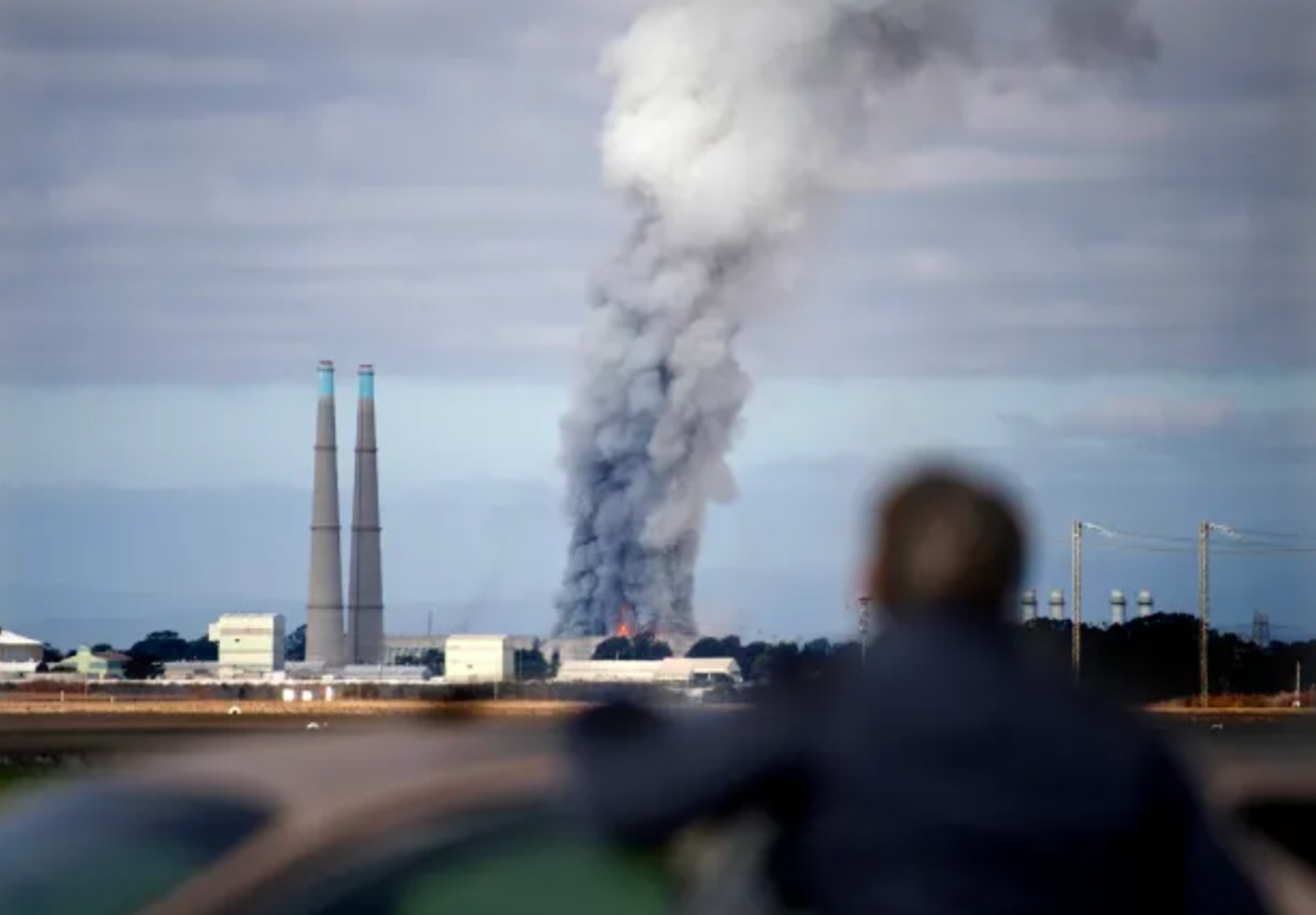 La plus grande usine de stockage d'énergie sur batteries au monde flambe en Californie : les riverains évacués