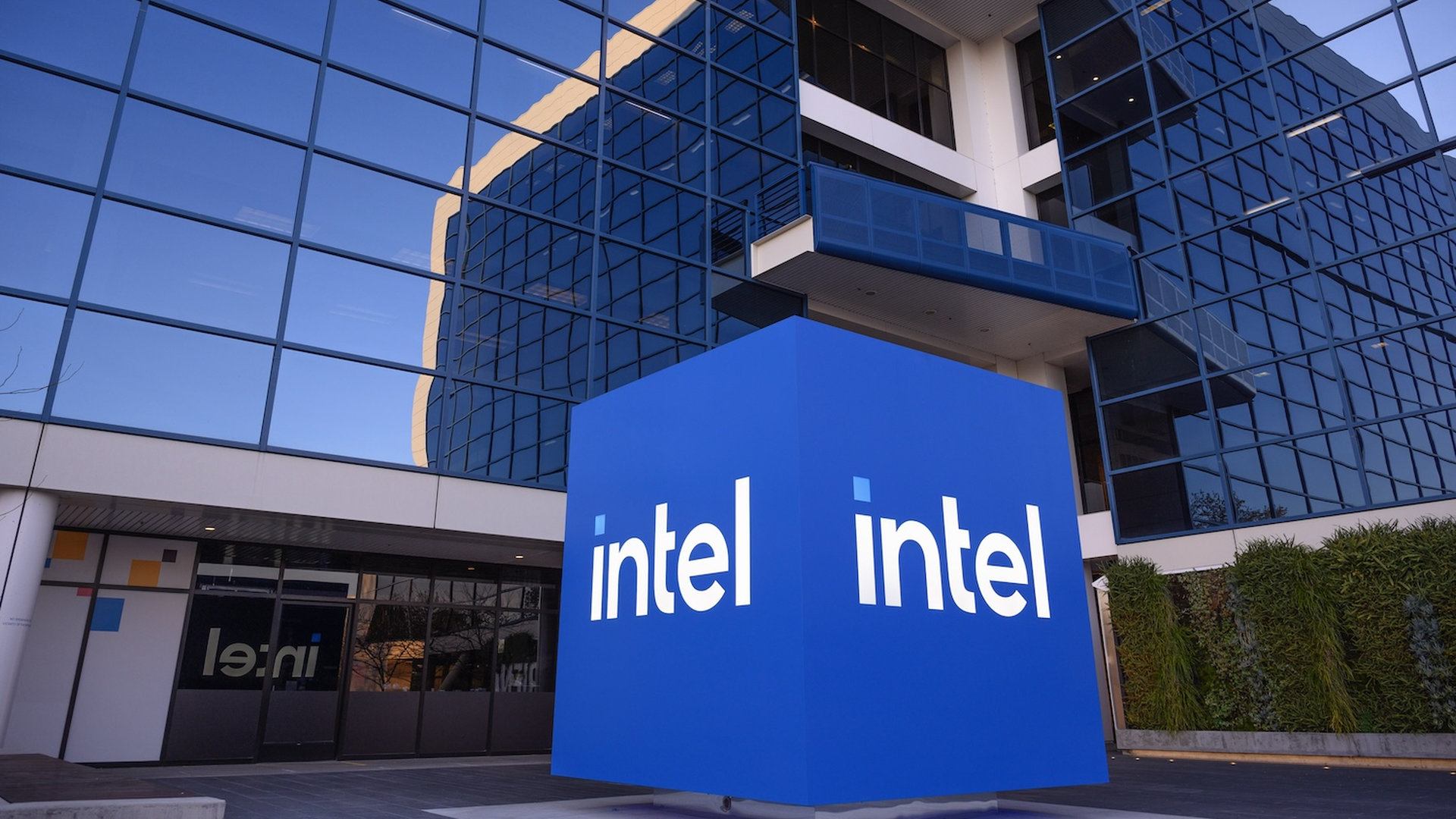 Et si AMD faisait capoter le possible rachat d'Intel ?