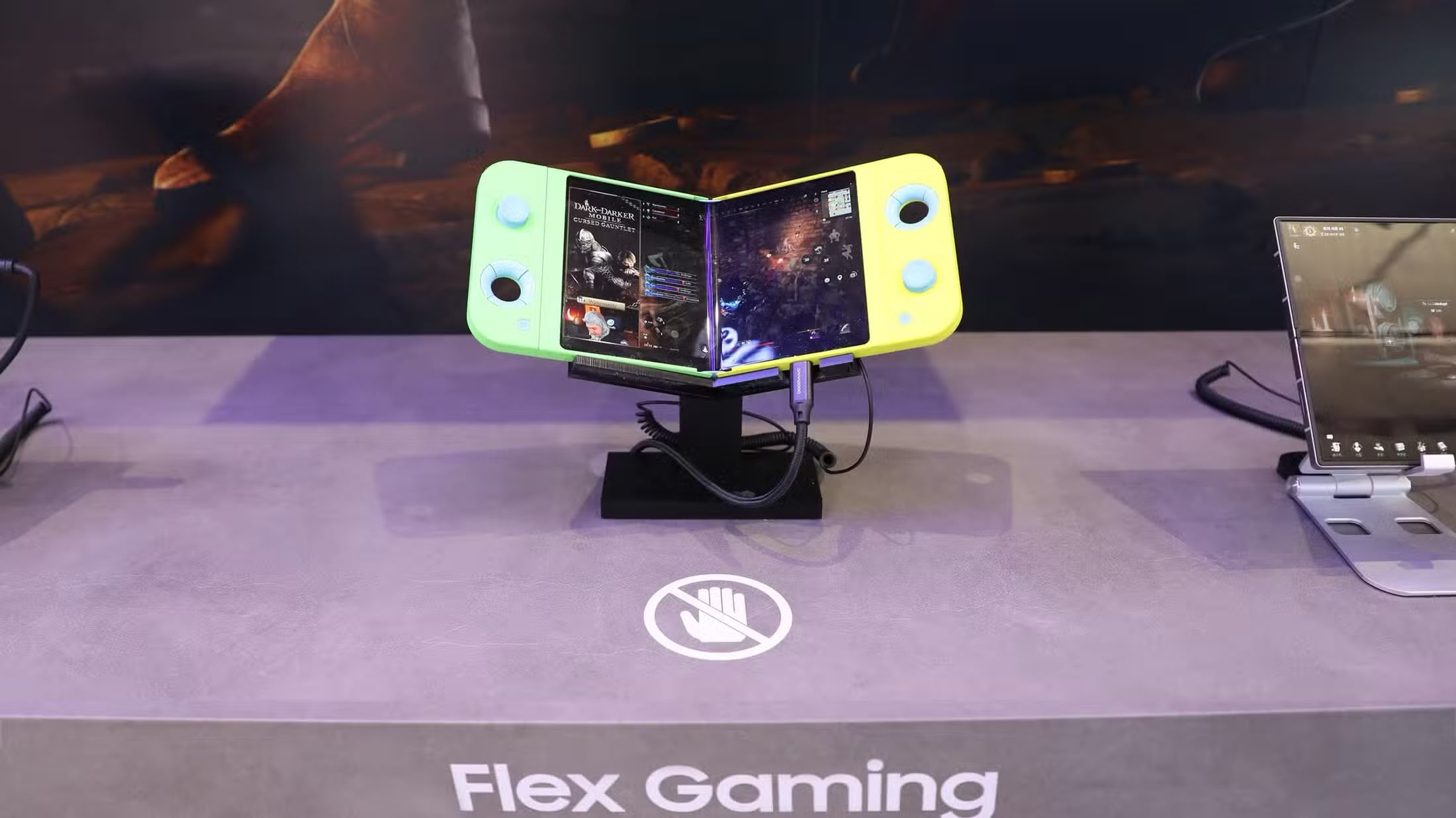 Console portable ? Smartphone pliable ? Le Samsung Flex fait les deux !