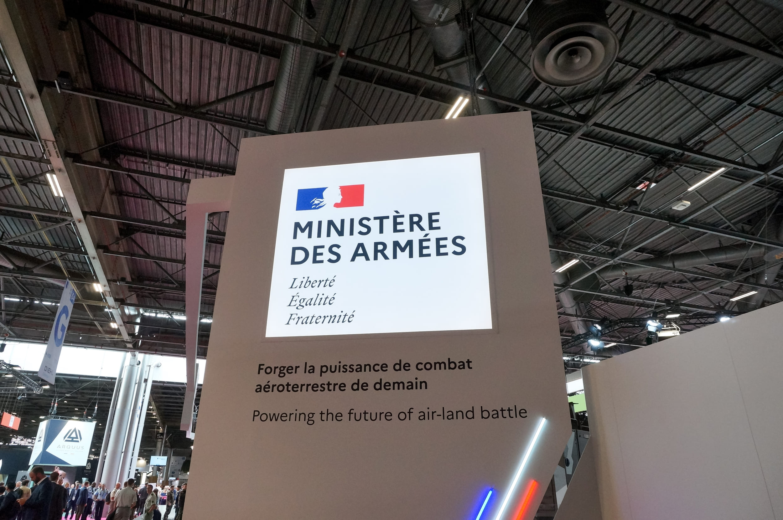 Le ministère des Armées investit dans l'IA de défense et recrute le Français Mistral AI comme partenaire