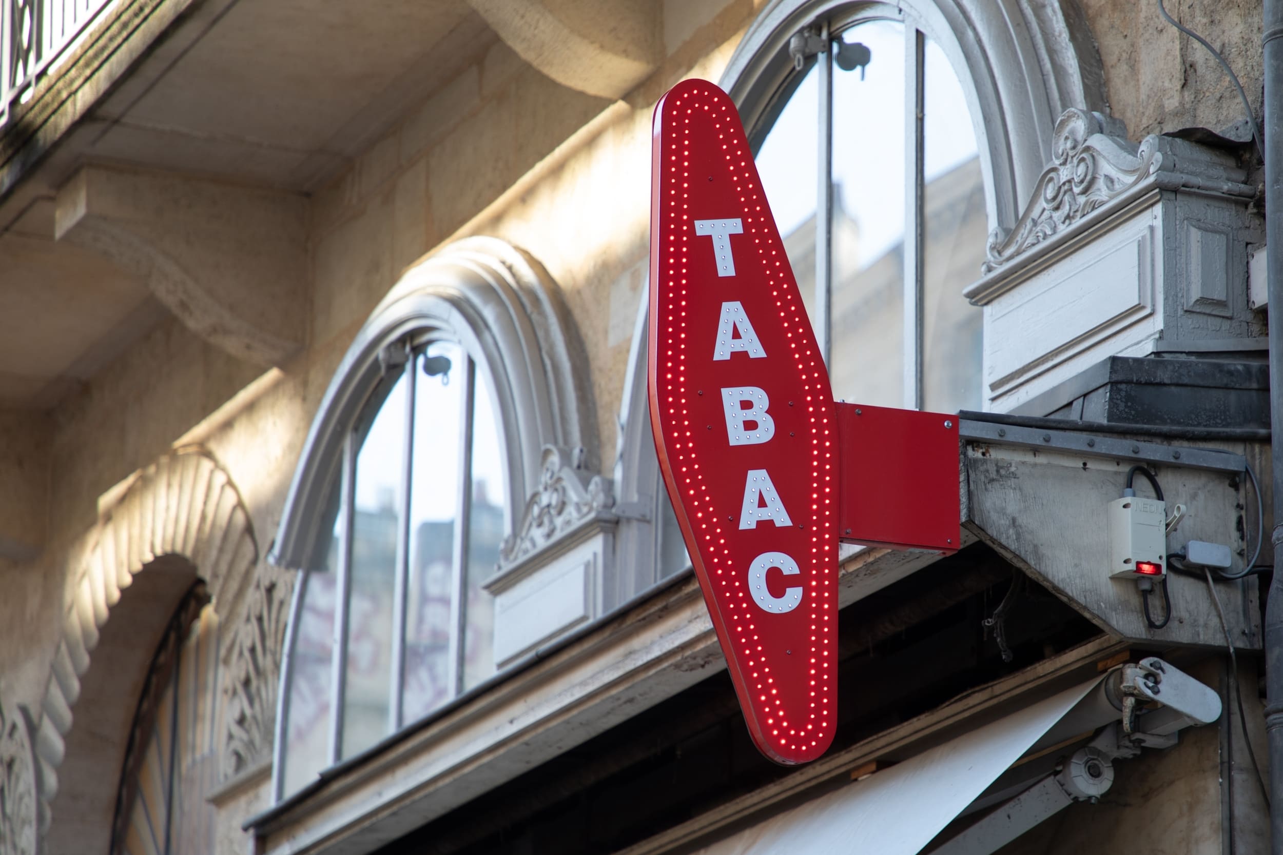 Les buralistes déploient des caméras qui utilisent l'IA pour vérifier l'âge des clients : la CNIL va à son tour vérifier