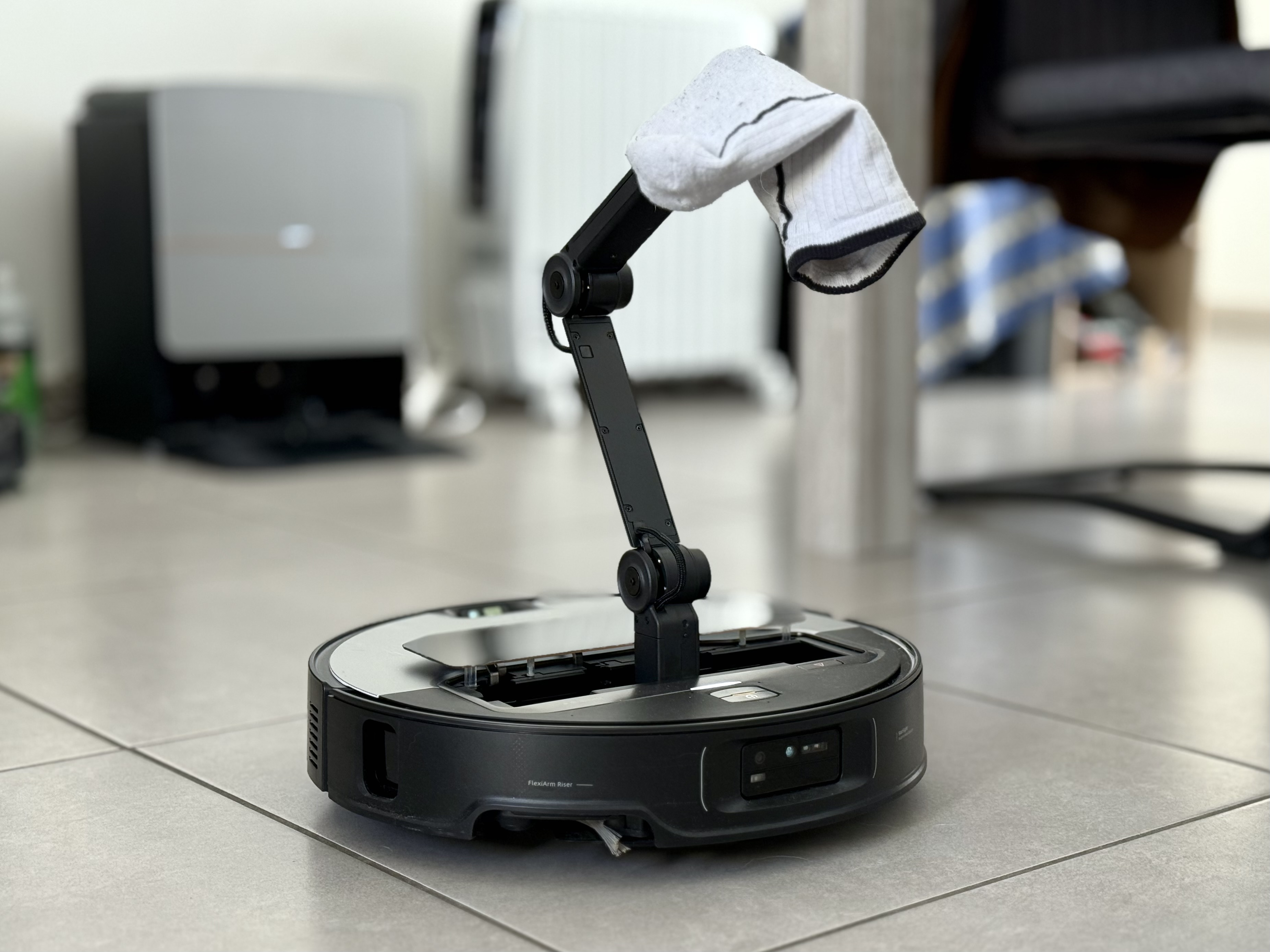 J'ai testé l'aspirateur robot qui ramasse mes chaussettes : c'est la fête foraine à la maison, mais en mieux