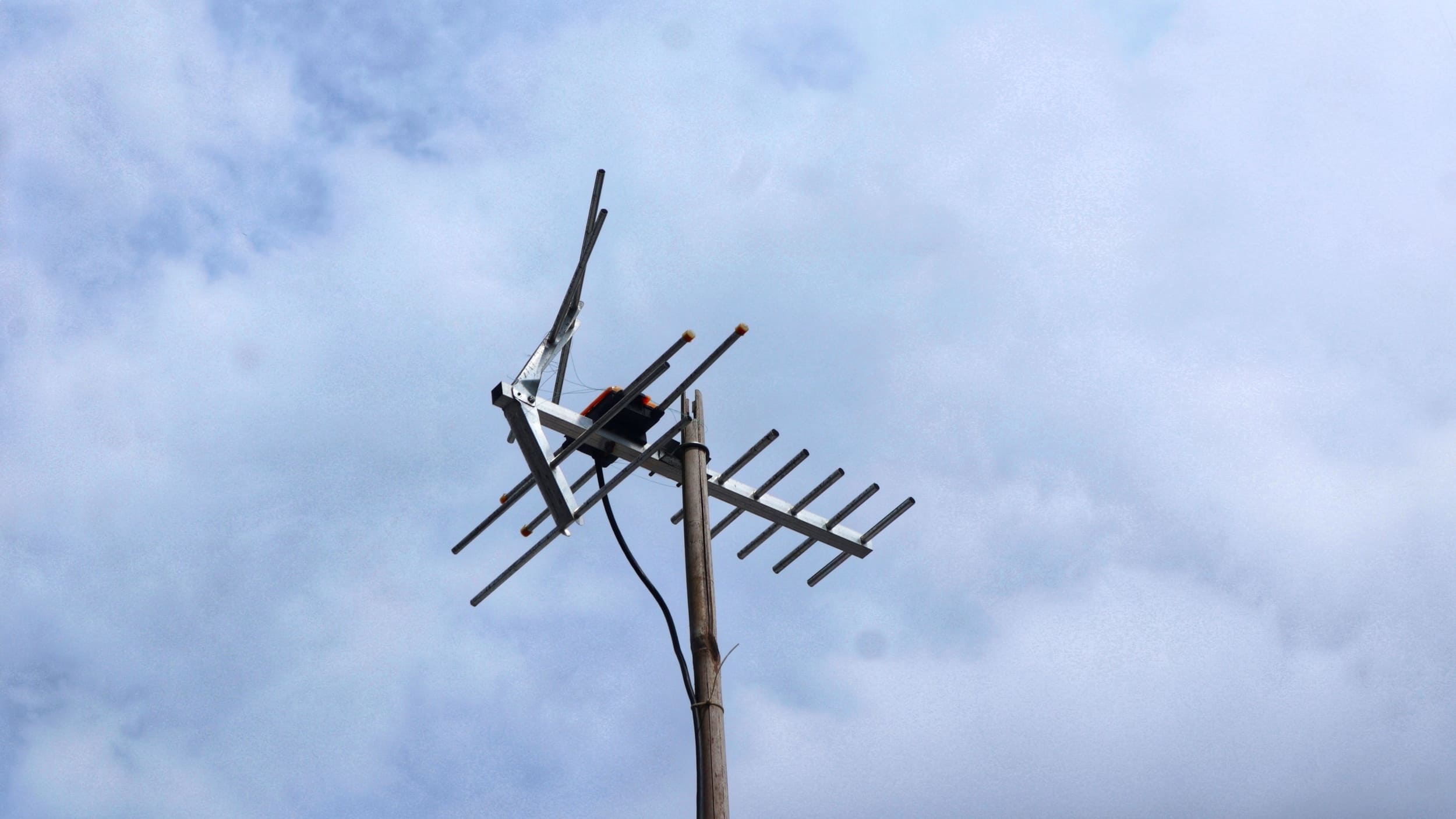 Votre TNT bug depuis quelques jours ? Voici pourquoi il ne sert à rien de toucher à l'antenne râteau