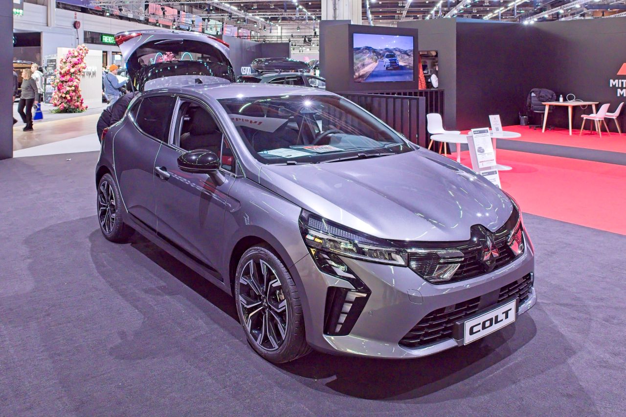 Même plateforme, même batterie, la future Mitsubishi Colt sera un clone de la R5 électrique