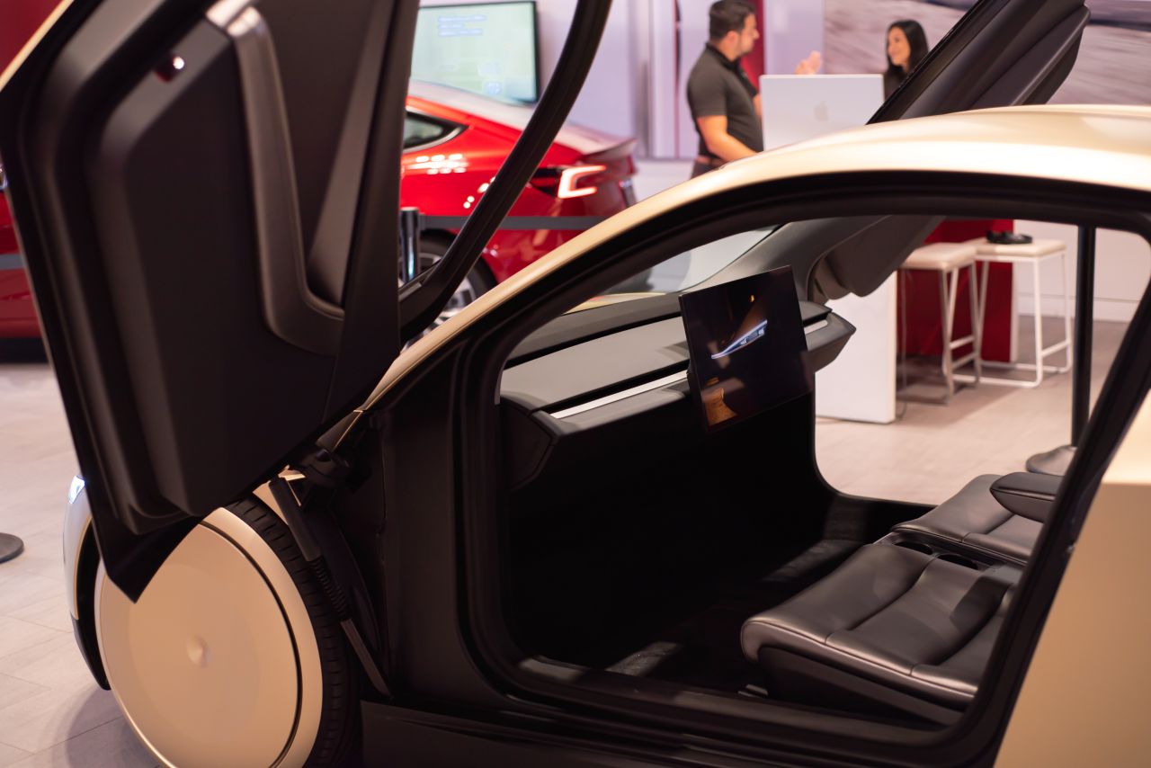 "Je suis coincée" : l'enquête glaçante sur les portes de Tesla qui piègent leurs passagers