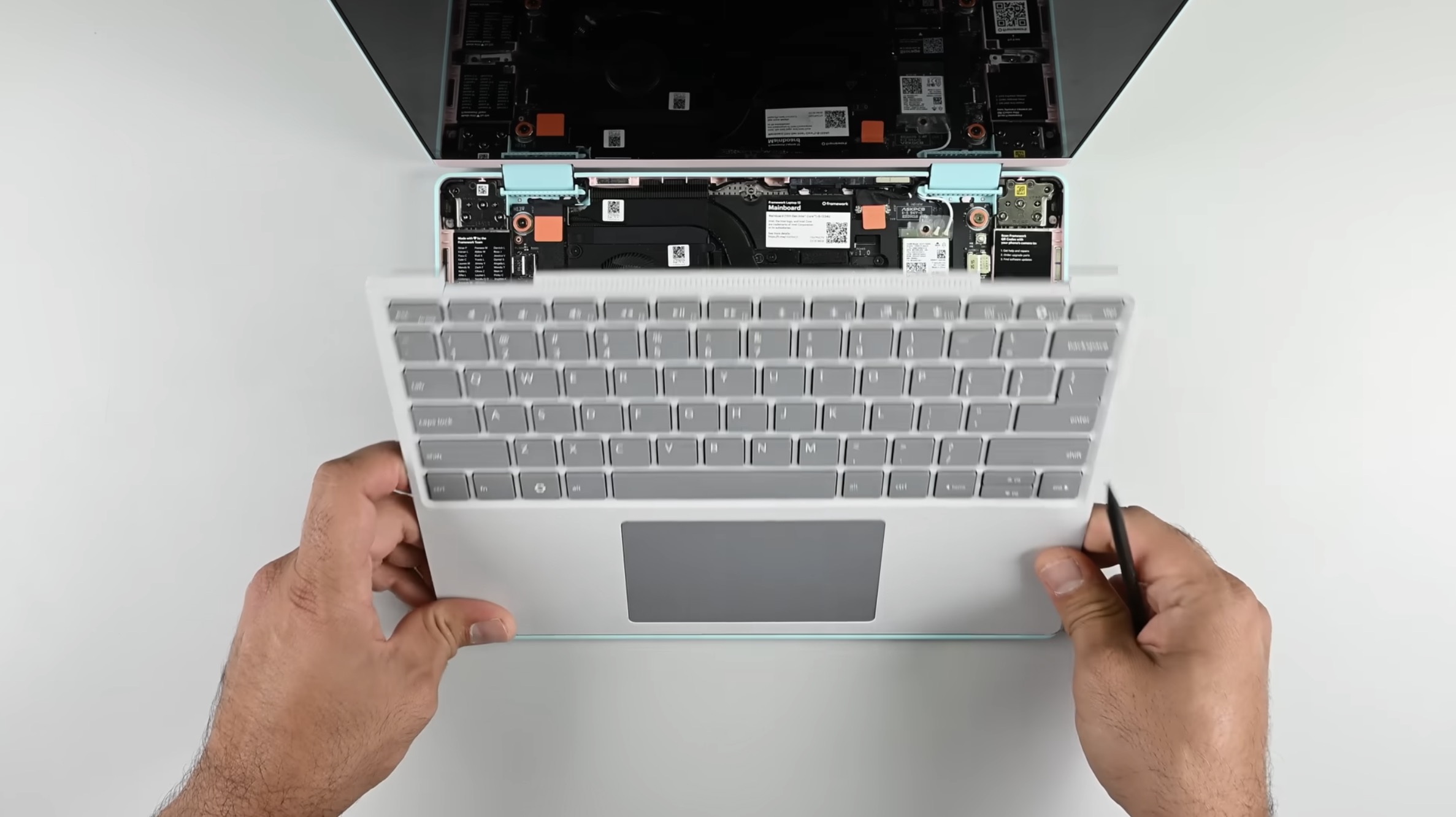 On y croyait pas, mais ils l'ont fait : le Framework Laptop 12 est encore plus facile à réparer que son grand frère