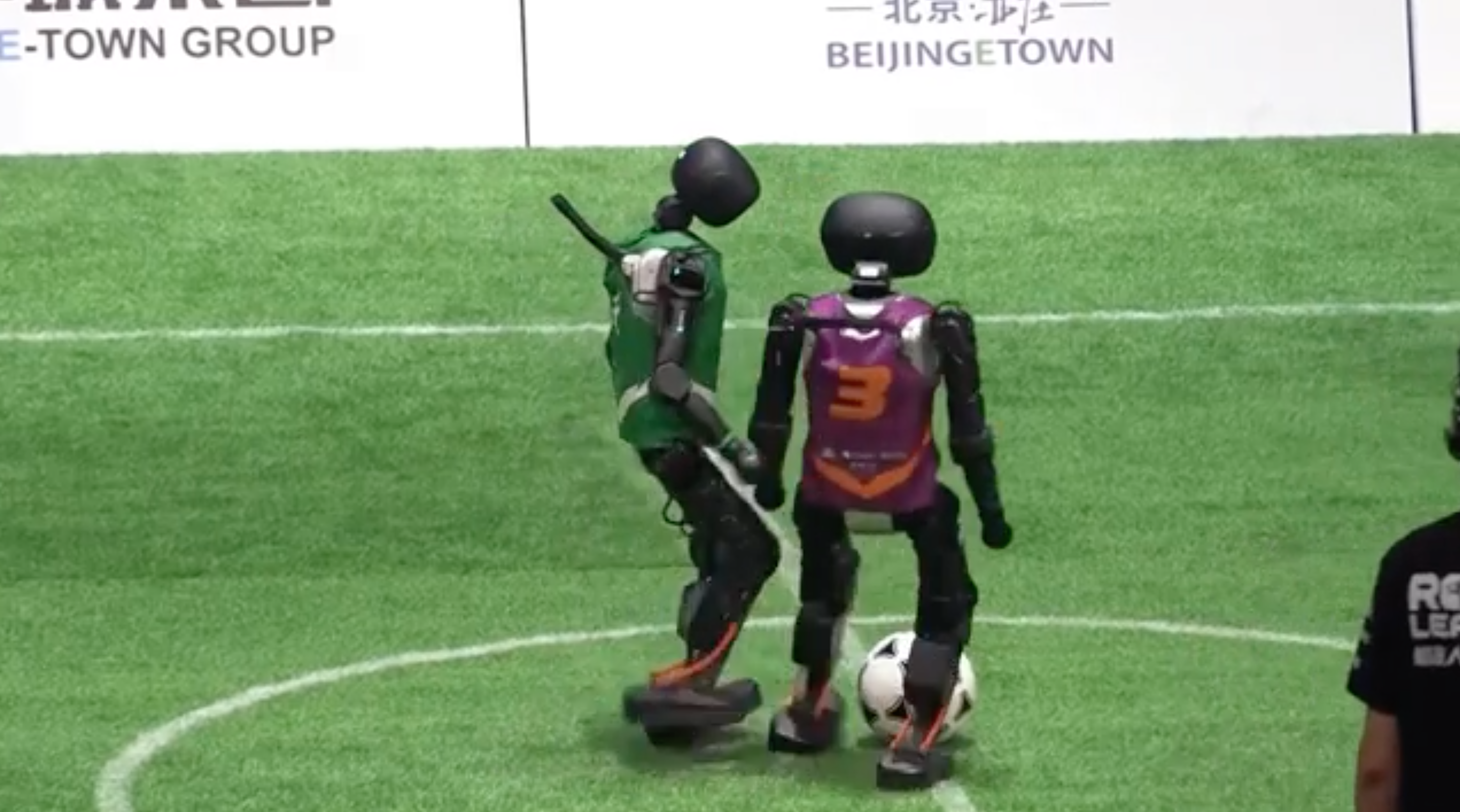 En Chine, les robots s'affrontent déjà... dans une compétition de football !