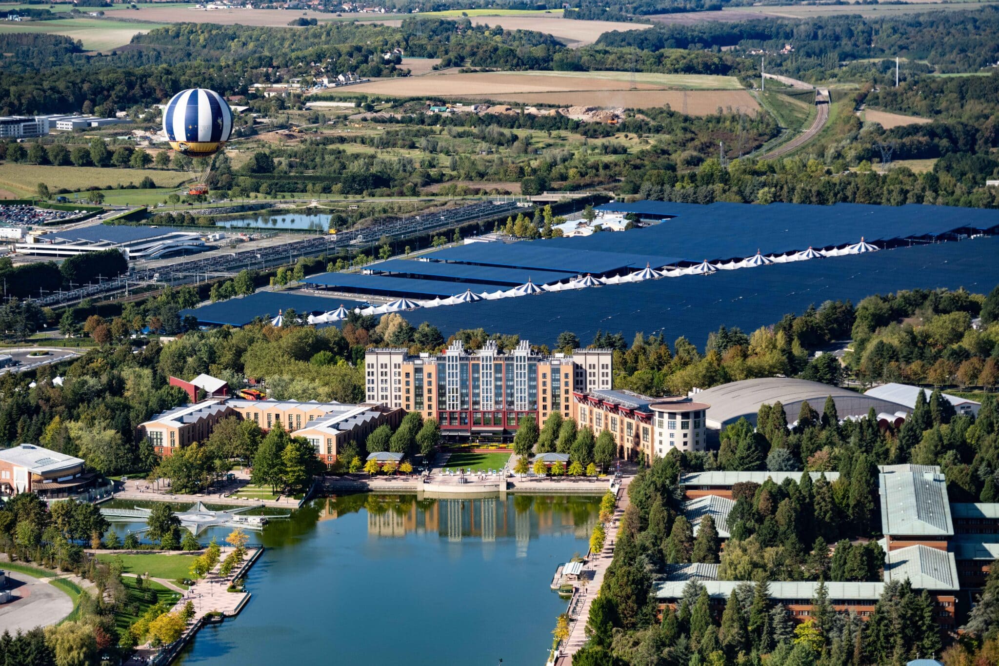 Comment Disneyland Paris a fait de son immense parking une véritable centrale solaire