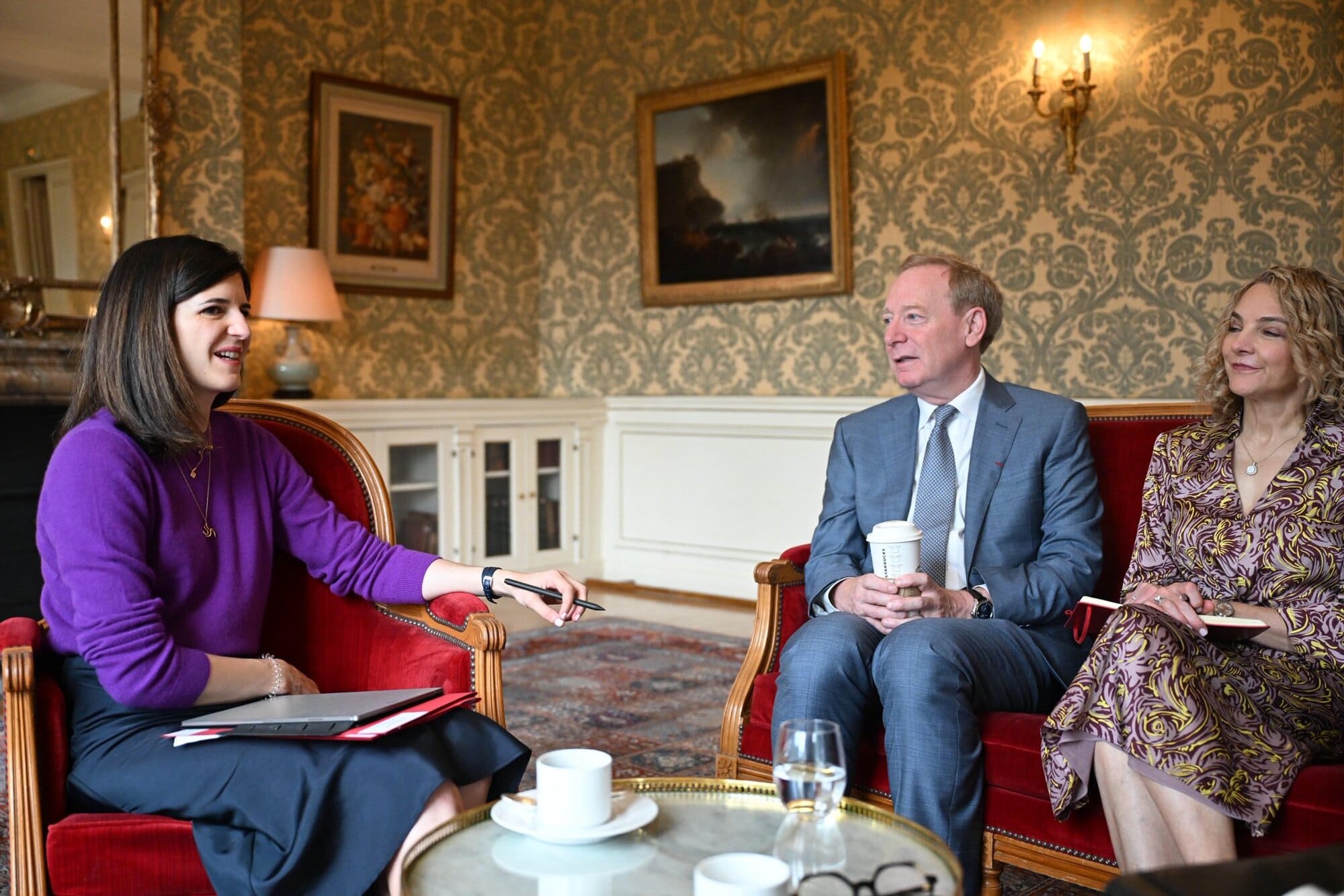 Pourquoi Brad Smith de Microsoft, gobelet Starbucks à la main face à la ministre Clara Chappaz, fait polémique