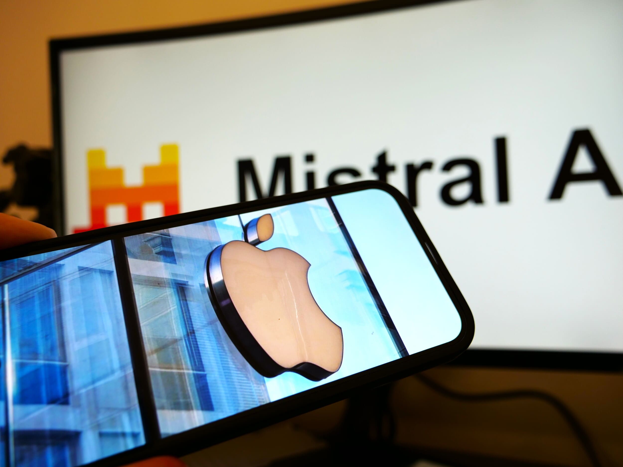 Apple veut s'emparer du roi français de l'intelligence artificielle Mistral AI, et veut aussi Perplexity