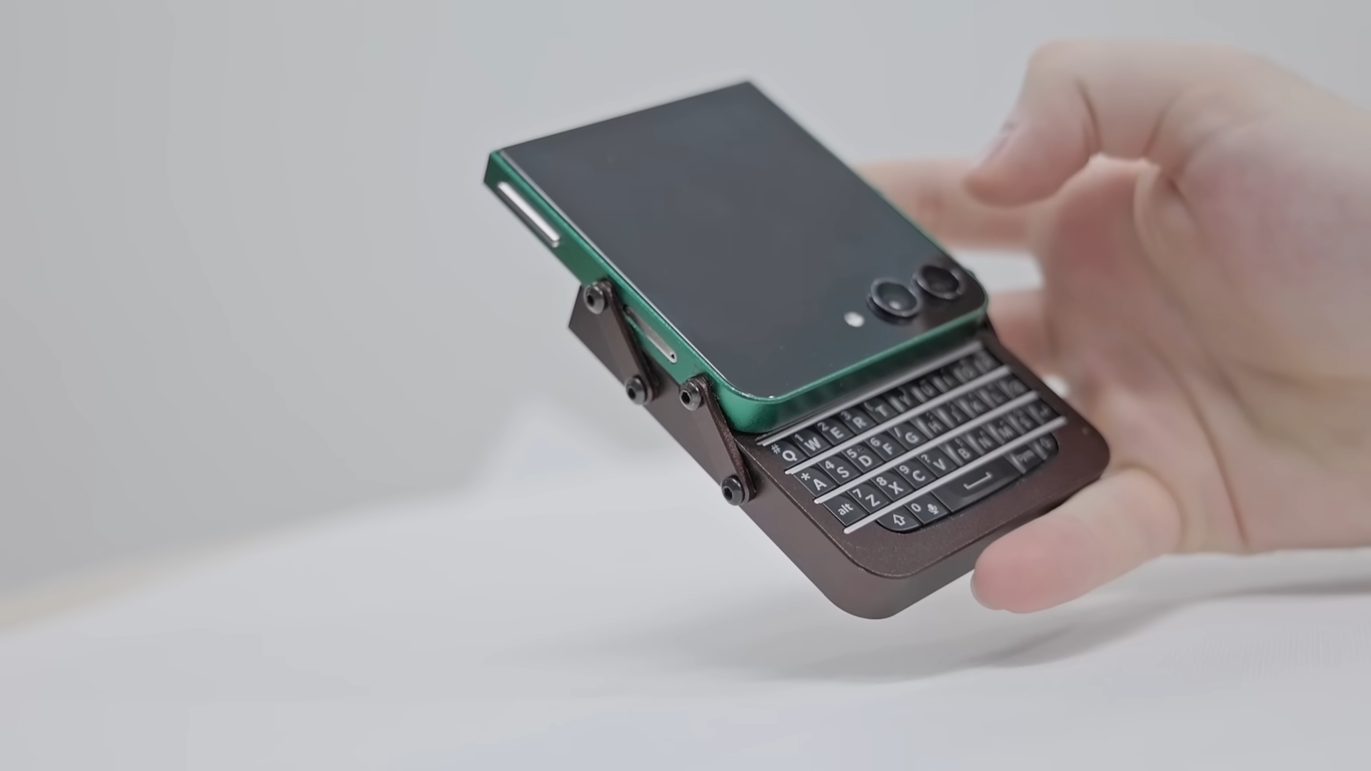 Démembrer un Galaxy Z Flip pour créer son propre téléphone : l'idée folle de ce jeune ingénieur