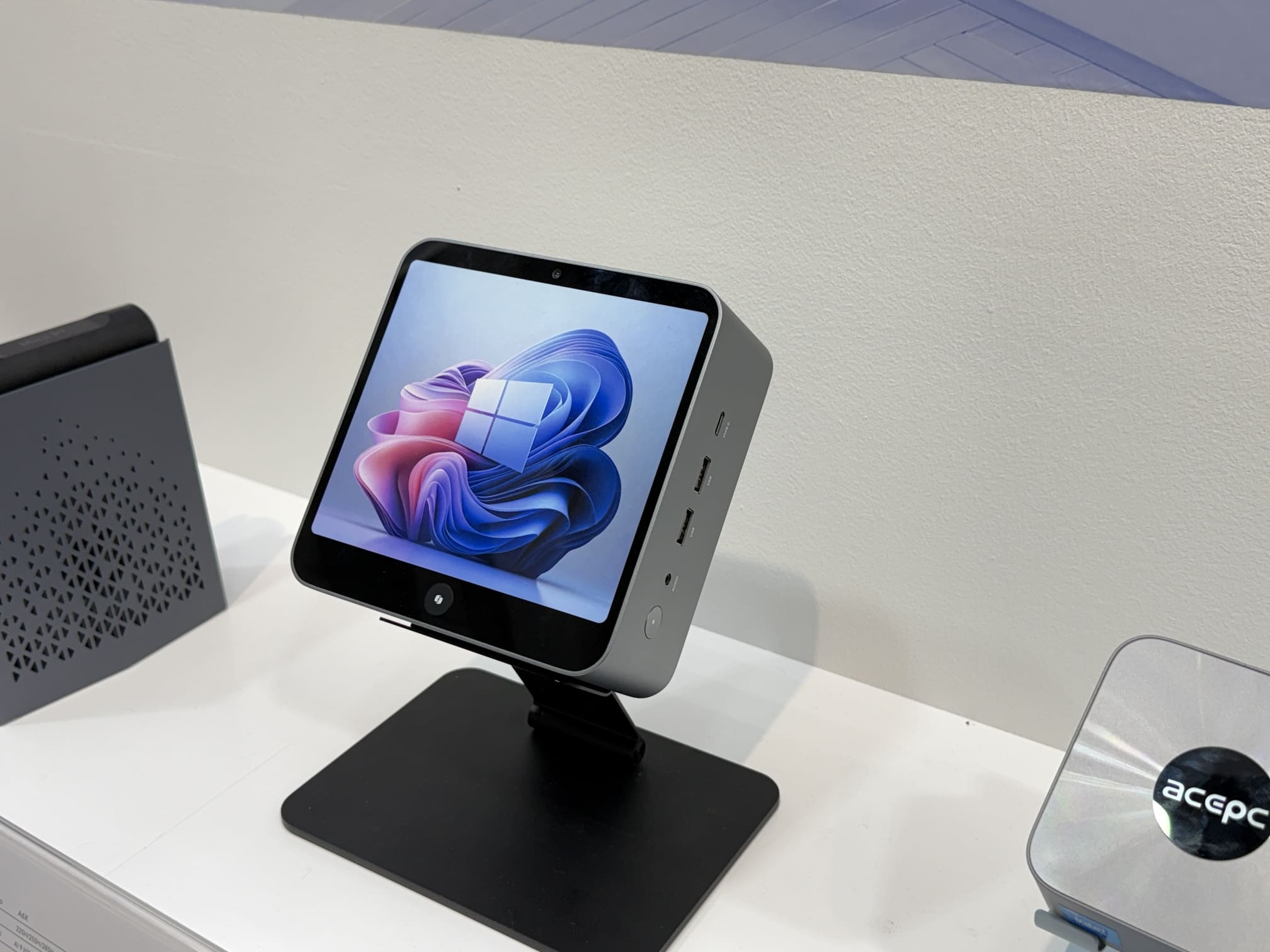 Ce constructeur présente un mini PC avec écran et caméra intégré, mais pourquoi faire ?