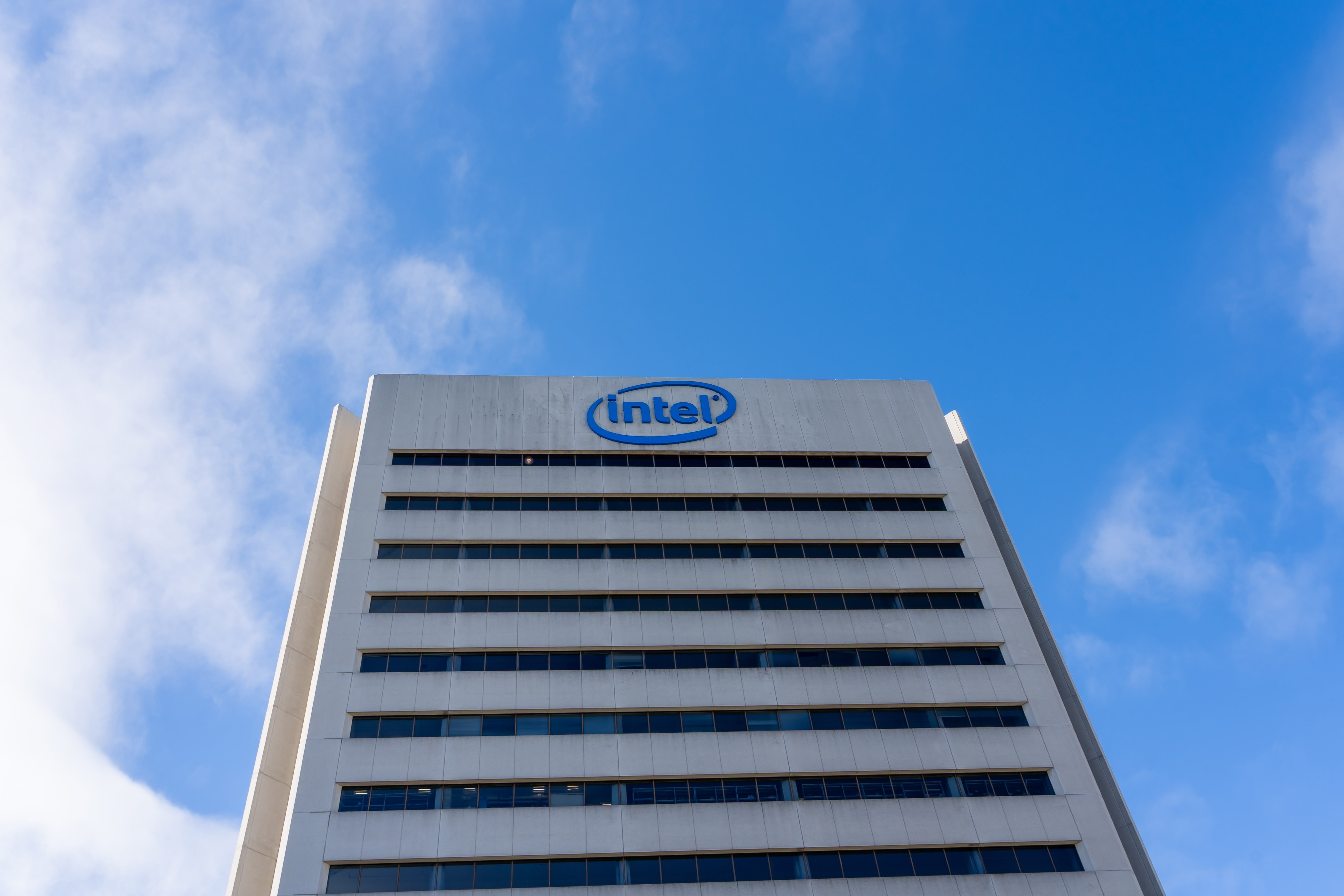 À la recherche de nouveaux investisseurs, Intel courtise un de ses ex-partenaires (et c'est le dernier auquel on aurait pensé)
