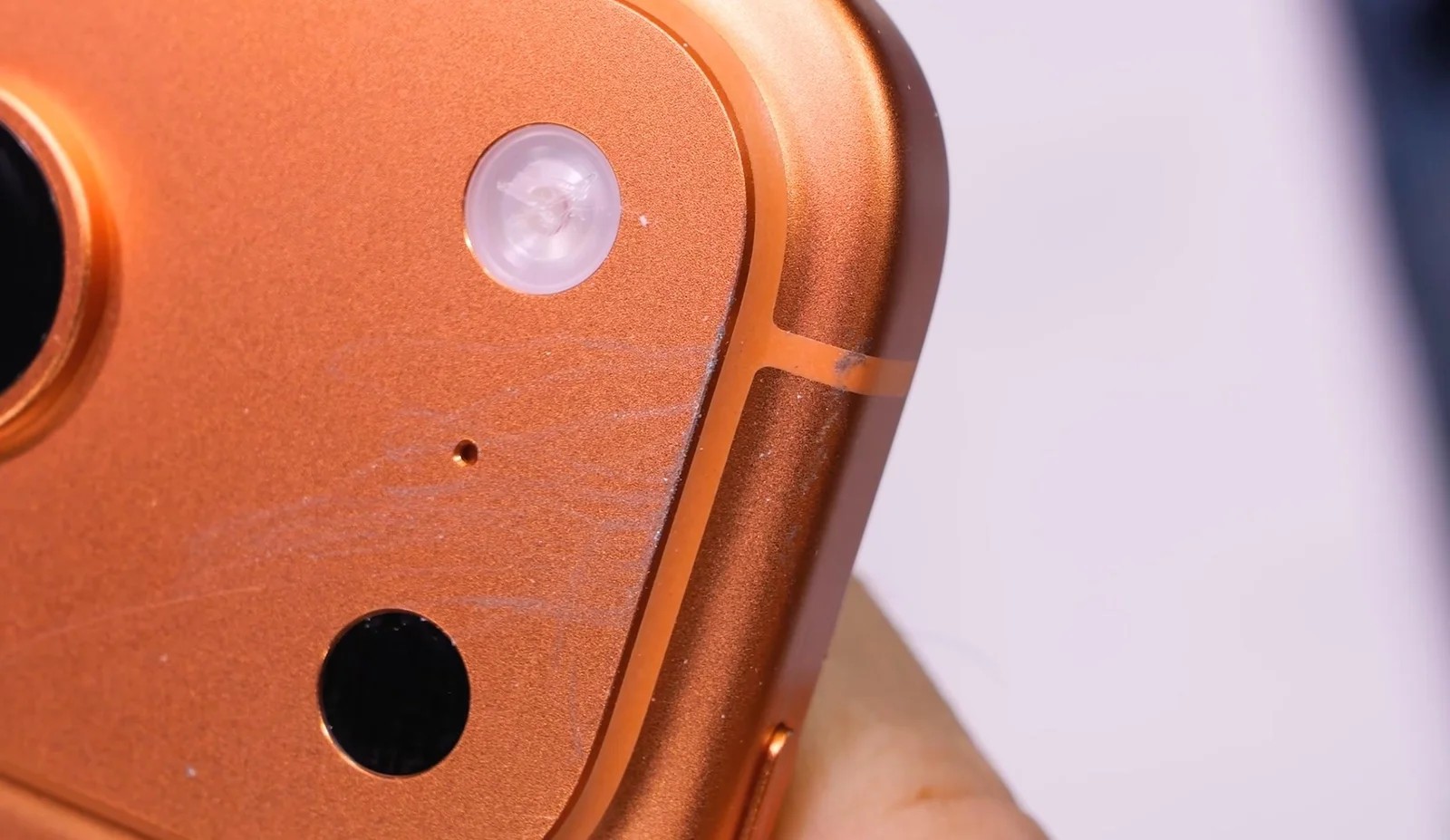 Vous avez déja des rayures sur votre iPhone 17 Pro ? Apple dégaine la salière pour contrer le « scratchgate »