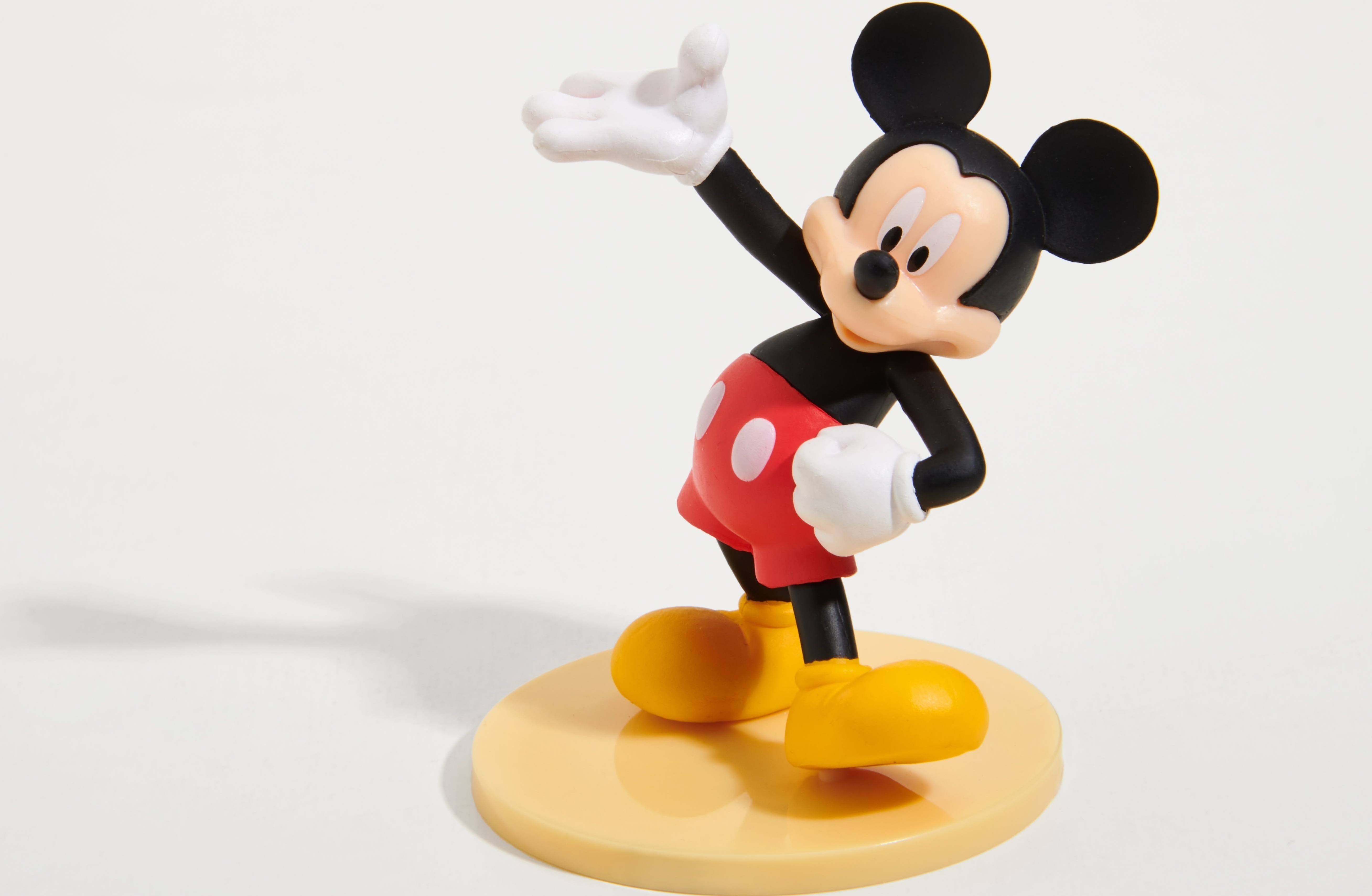 Disney serre la vis sur les clones IA de ses personnages