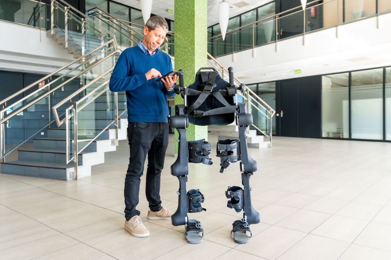 Demain, il suffira d'enfiler un exosquelette pour entraîner un robot